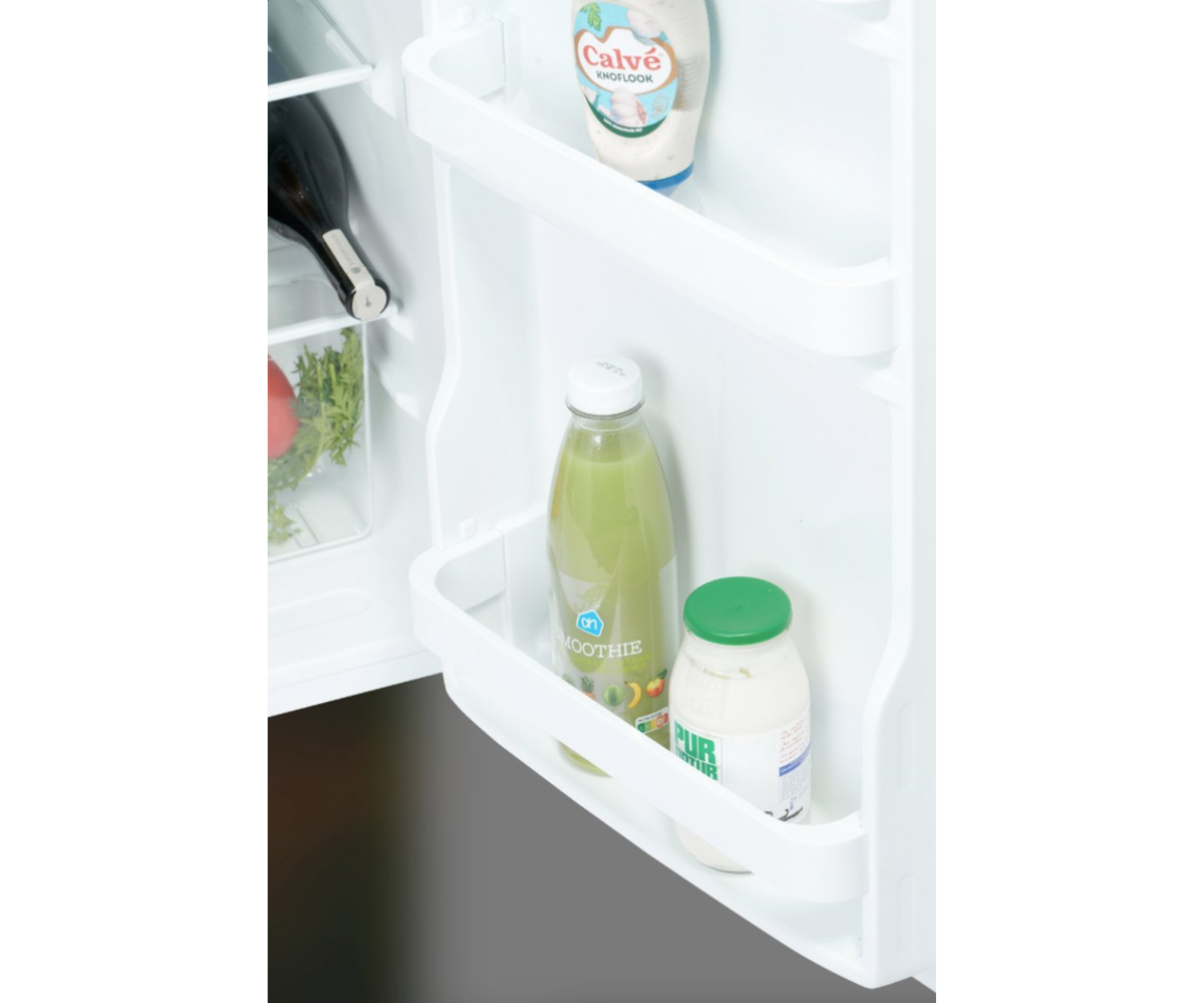 Réfrigérateur ouvert avec des étagères contenant des bouteilles d'aliments.
