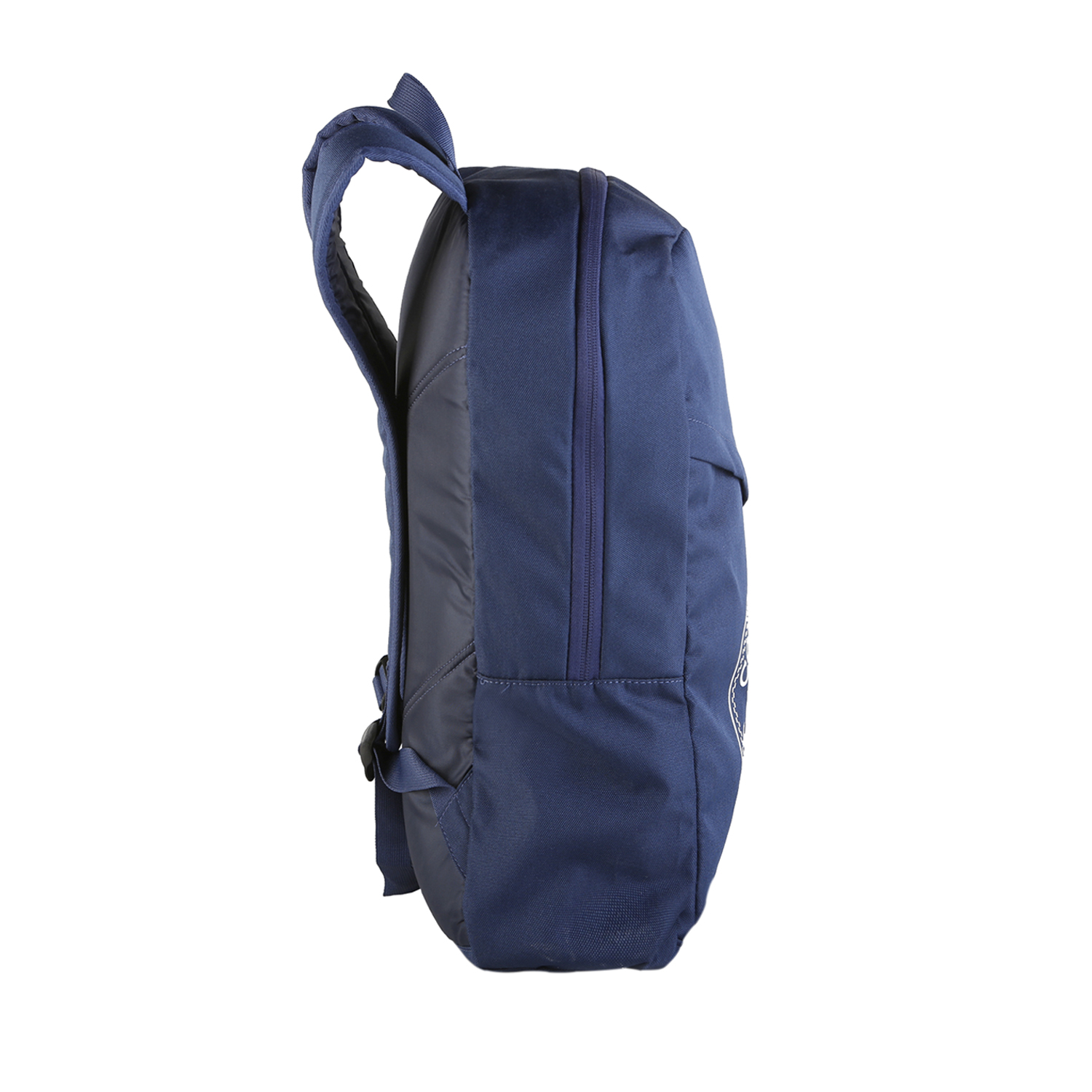 Uno zaino blu navy, vista laterale, con un logo bianco sul lato.