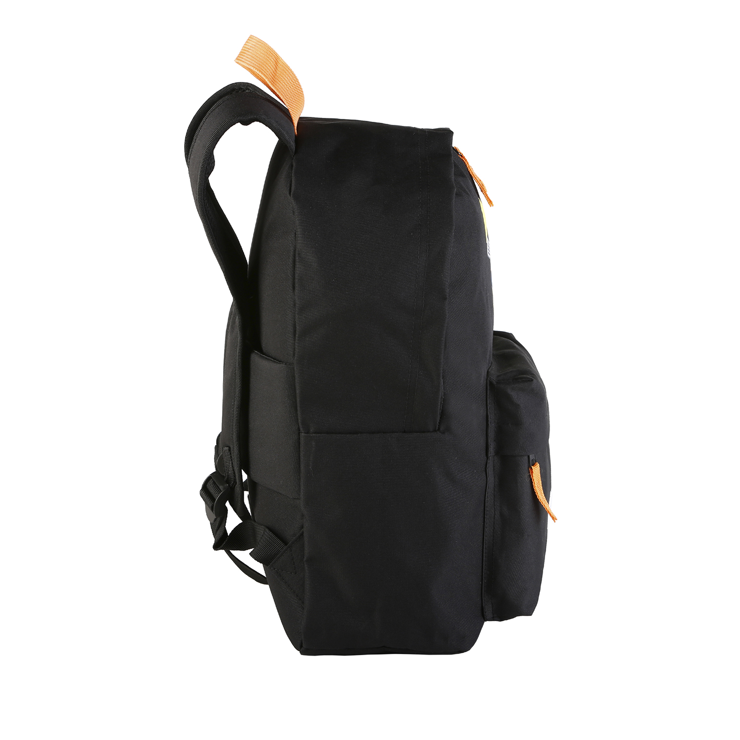 Mochila negra con correas y cremallera naranjas, vista lateral sobre fondo blanco.