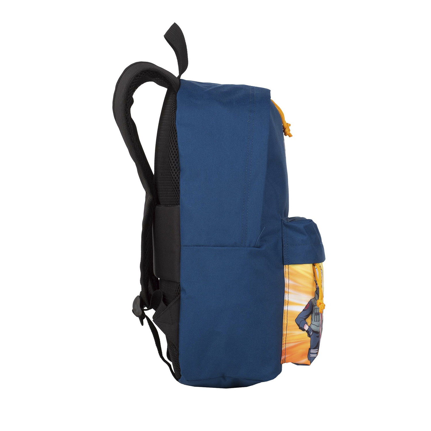 Vista lateral de una mochila azul marino con una imagen de dibujos animados en el bolsillo. Correa negra en la espalda.