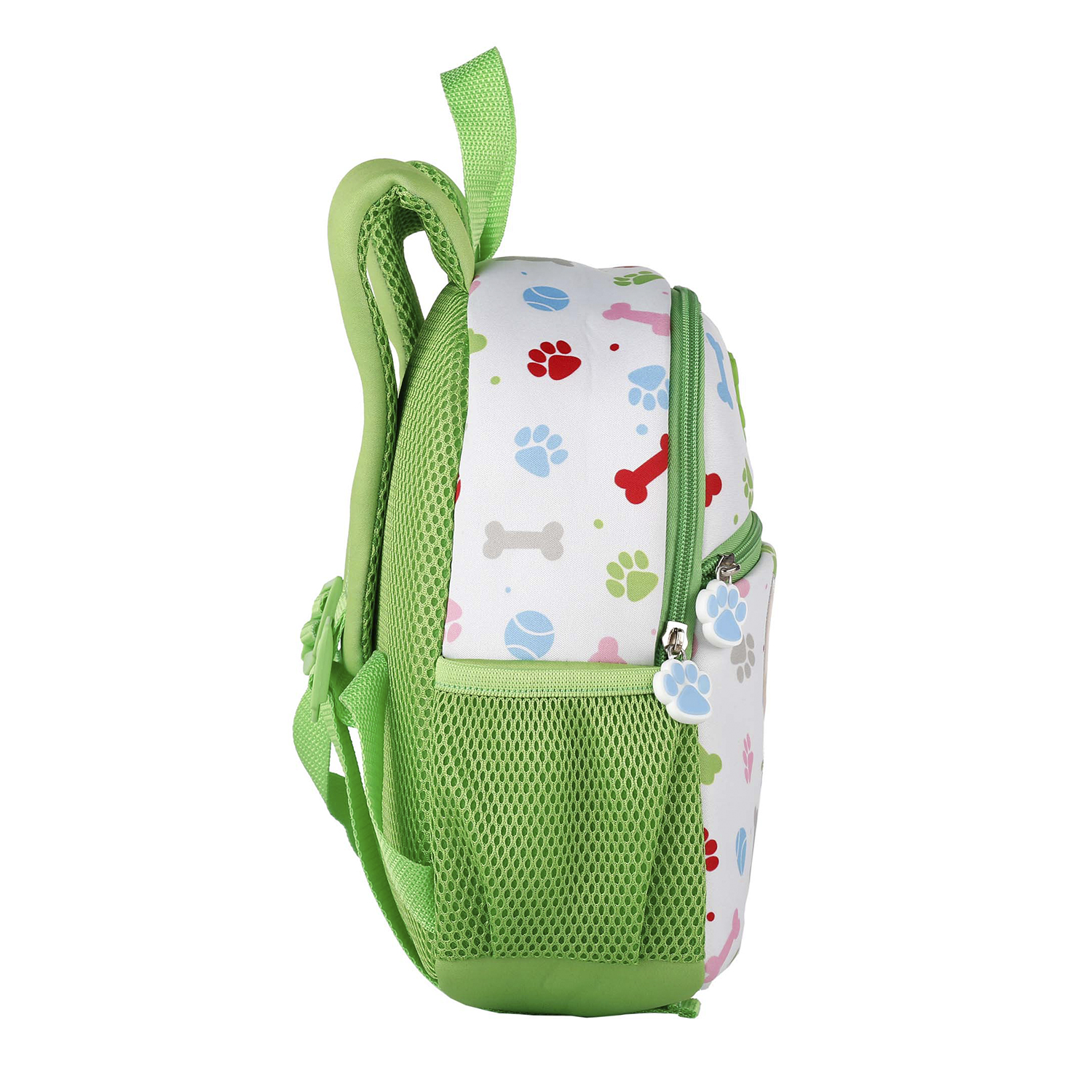 Uno zaino verde e bianco con impronte di zampe di cane e ossa, vista laterale, su sfondo bianco.