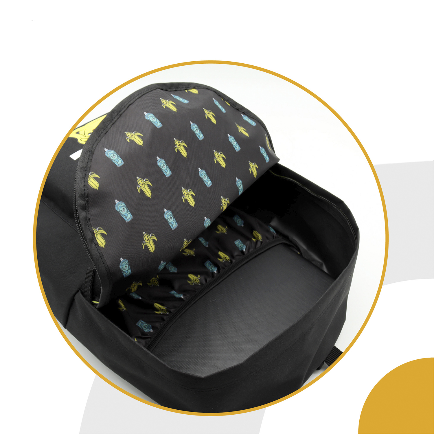 Mochila negra abierta, interior con patrón de plátanos y botellas.