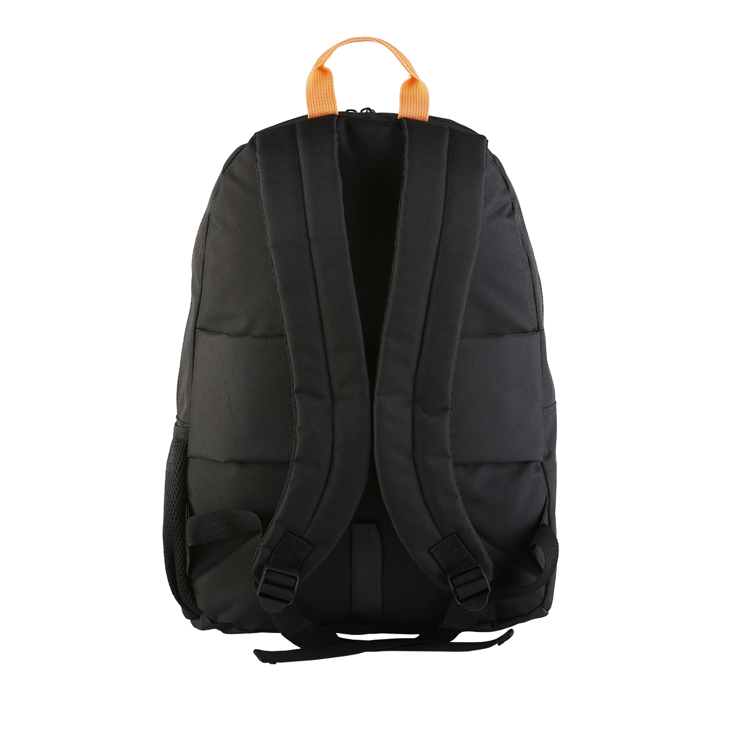 Mochila negra con correas y detalles naranjas. Aislada sobre fondo blanco.