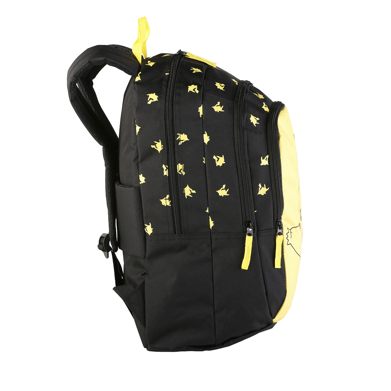 Mochila negra, vista lateral, diseño Pikachu, fondo blanco.