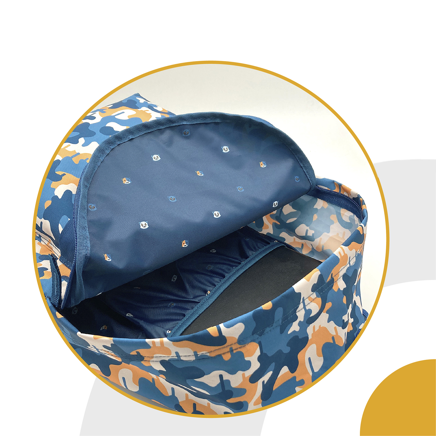 Mochila abierta, interior visible. Patrón de camuflaje con azul, naranja y blanco. Bolsillo negro en el interior.