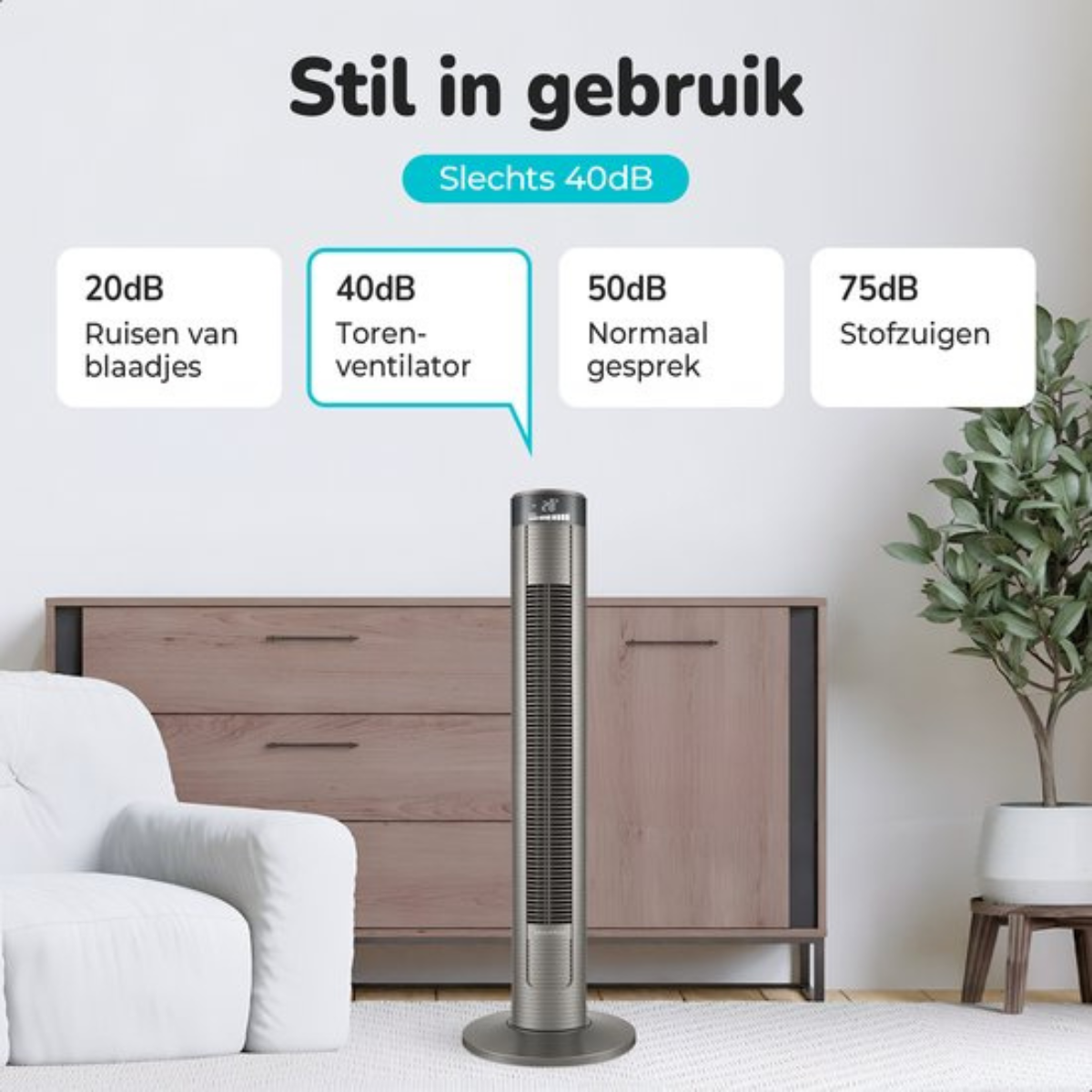 Hoher silberner Ventilator mit Digitalanzeige und Text über Geräuschpegel in einem Raum mit Möbeln.