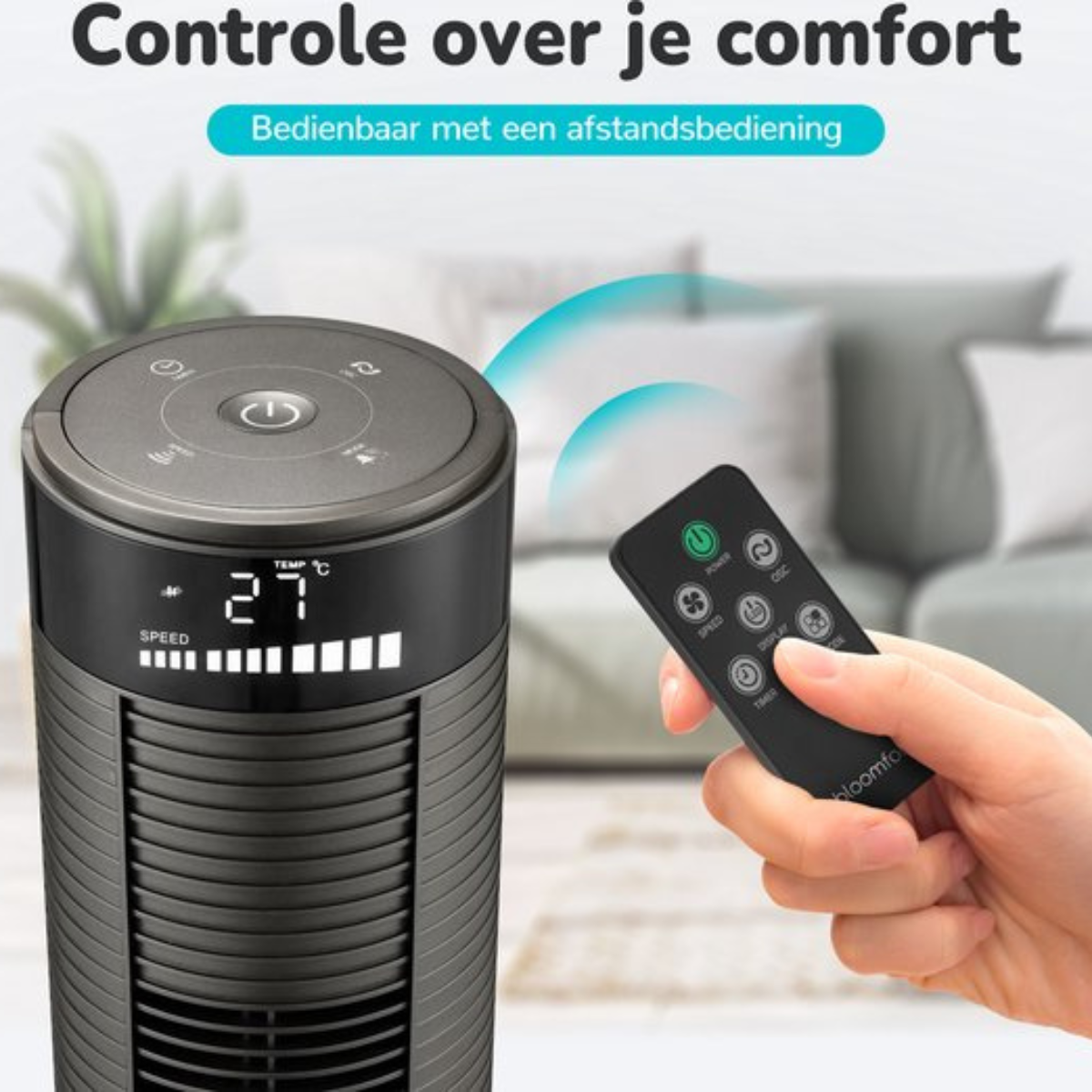 Schwarzer Luftreiniger mit Bedienfeld und Fernbedienung in der Hand. Das Zimmer hat ein Sofa.
