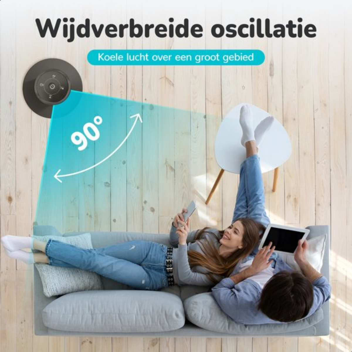 Paar entspannt sich auf dem Sofa, benutzt Tablet und Telefon. Ein Ventilator sorgt für Luftzirkulation.