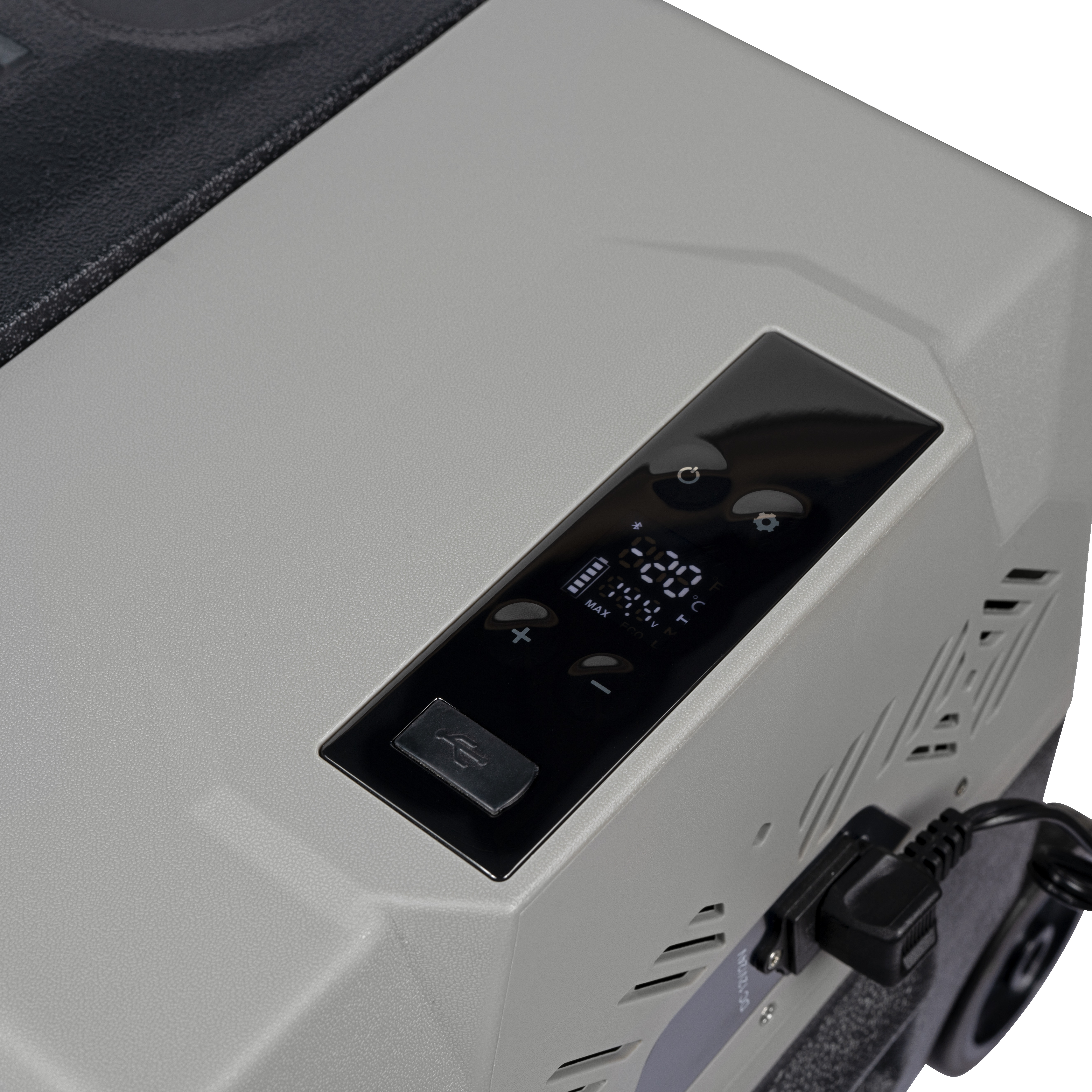 Eine graue Kühlbox mit einem schwarzen Bedienfeld, das eine Temperaturanzeige und einen USB-Anschluss zeigt.