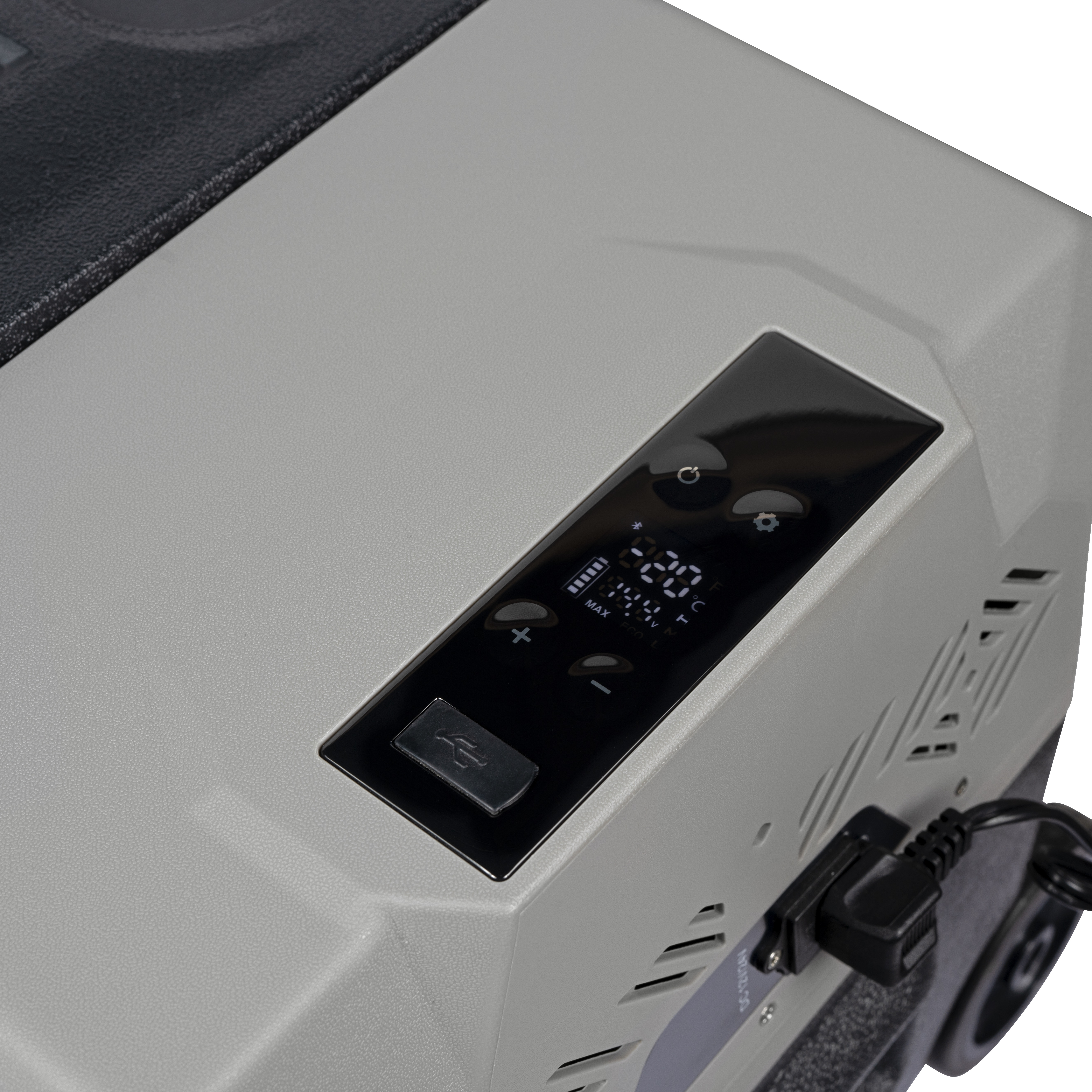 Grauer Kühlschrank mit schwarzem Bedienfeld, das Temperatur in Celsius und USB-Anschluss zeigt.