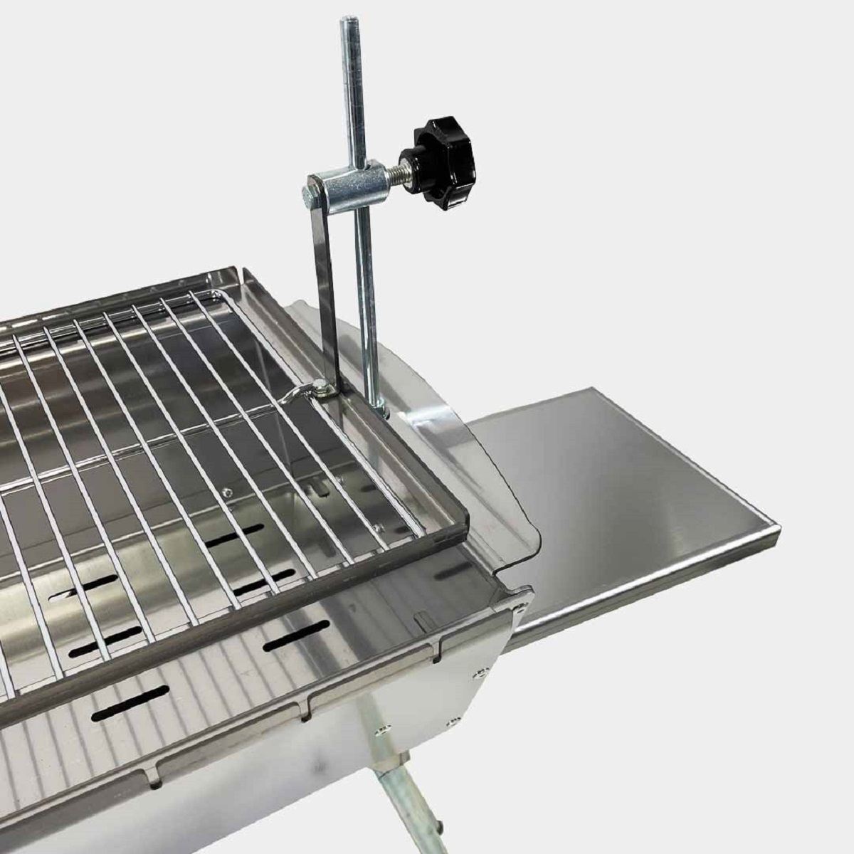 Edelstahl-Grill mit höhenverstellbarer Halterung und Seitenablage.