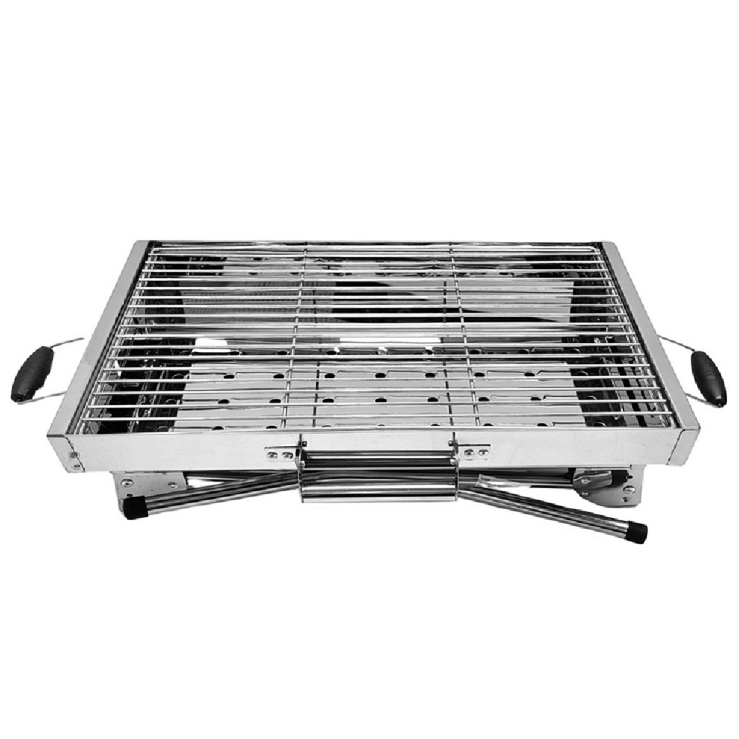 Faltbarer Metallgrill mit Griffen. Er befindet sich in geöffneter Position. Weißer Hintergrund.