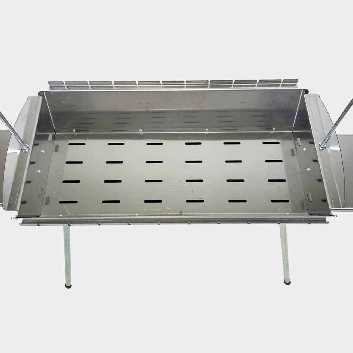 Edelstahlgrill mit Schlitzen. Von oben gesehen. Hellgrauer Hintergrund.