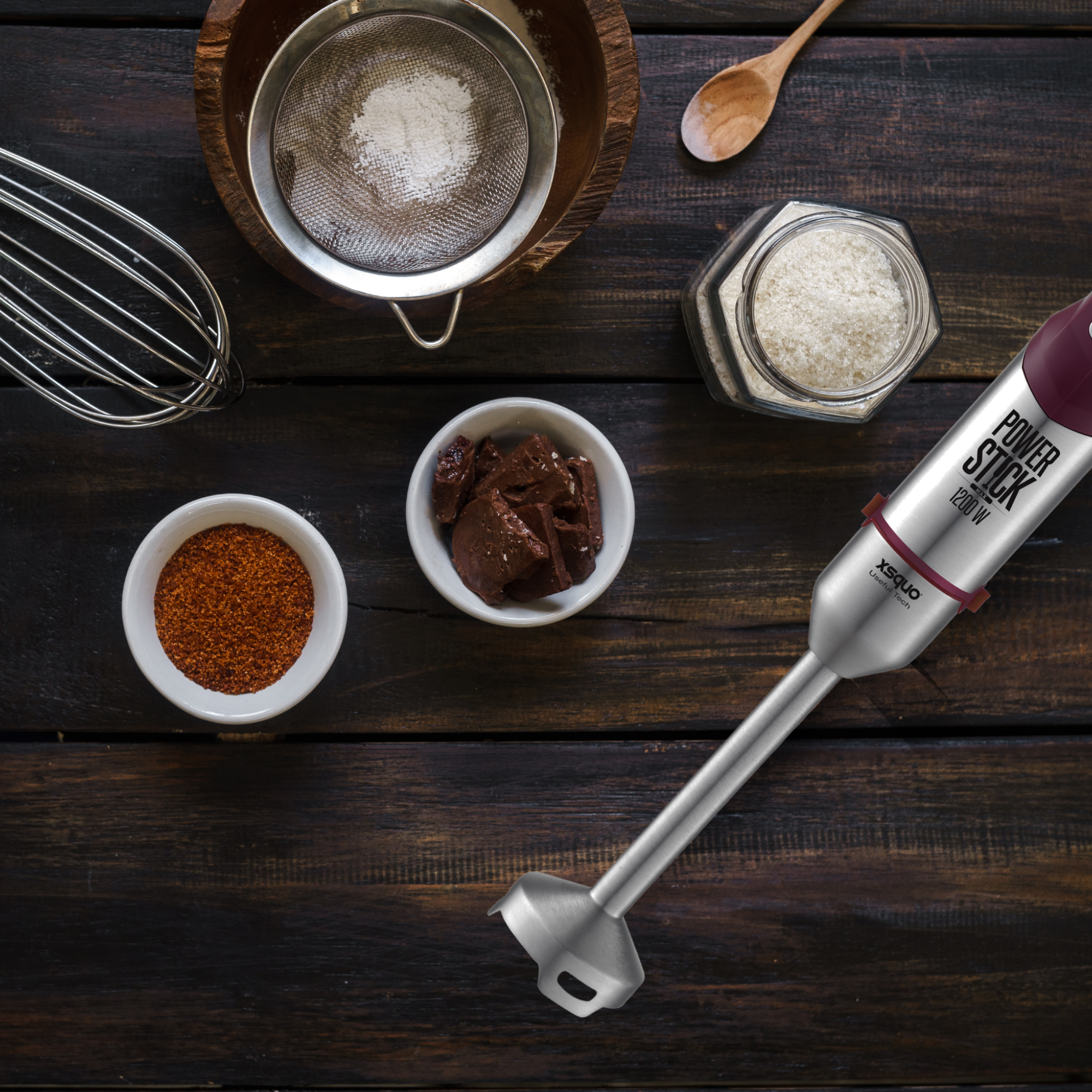 Vista cenital de ingredientes y utensilios de cocina sobre mesa de madera oscura, dispuestos para cocinar.