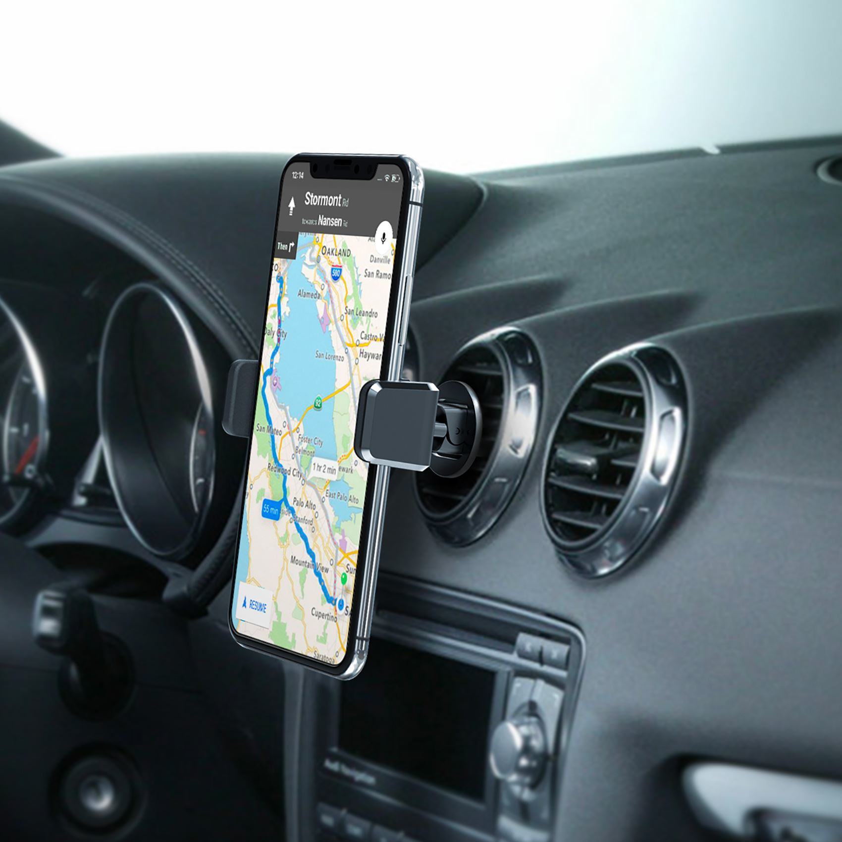 Un teléfono montado en el salpicadero de un coche, mostrando una app de navegación con mapa.