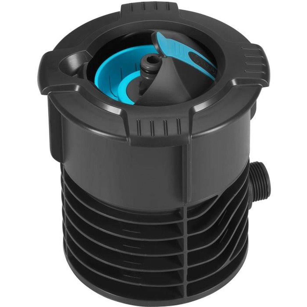 Irrigatore nero con parti interne blu. Esterno a coste. Sfondo bianco.