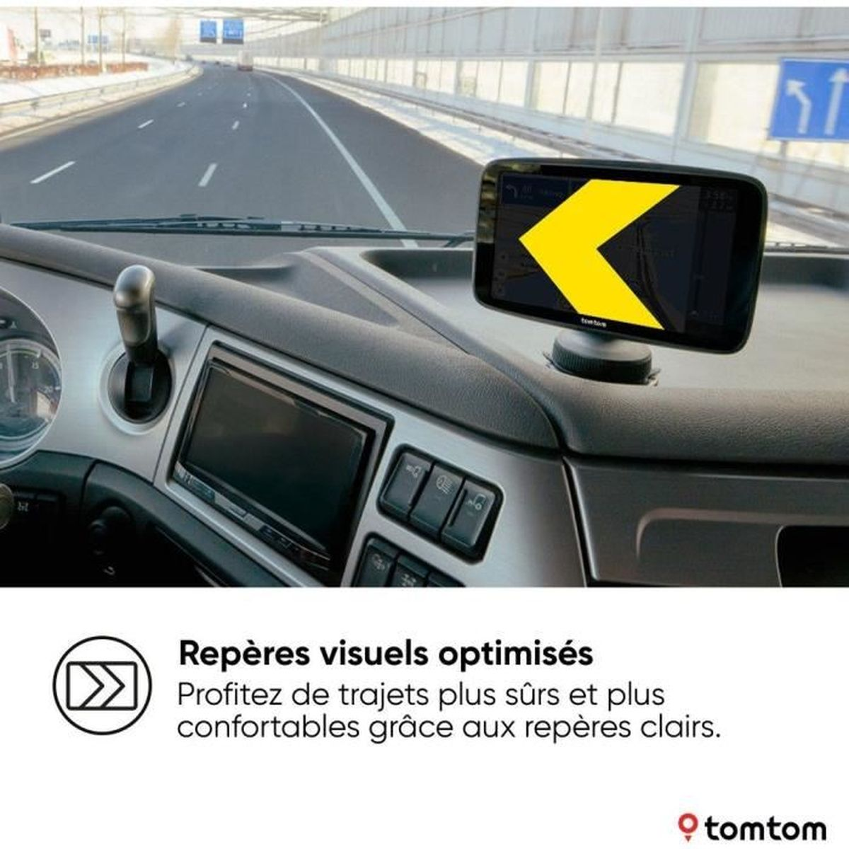 Armaturenbrett mit GPS und gelbem Pfeil. Autobahn im Hintergrund.
