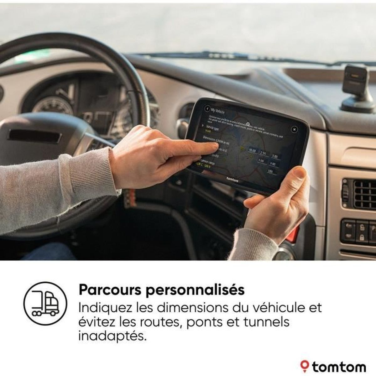 Hände halten ein TomTom GPS-Gerät in einem Auto. Der Bildschirm zeigt eine Karte und Navigationsoptionen.
