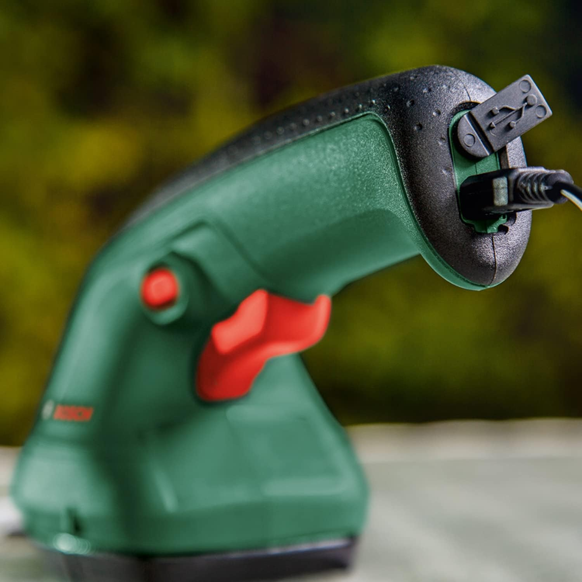 Ein grüner und schwarzer Bosch Mini-Dampfer mit USB-Anschluss und rotem Auslöser.