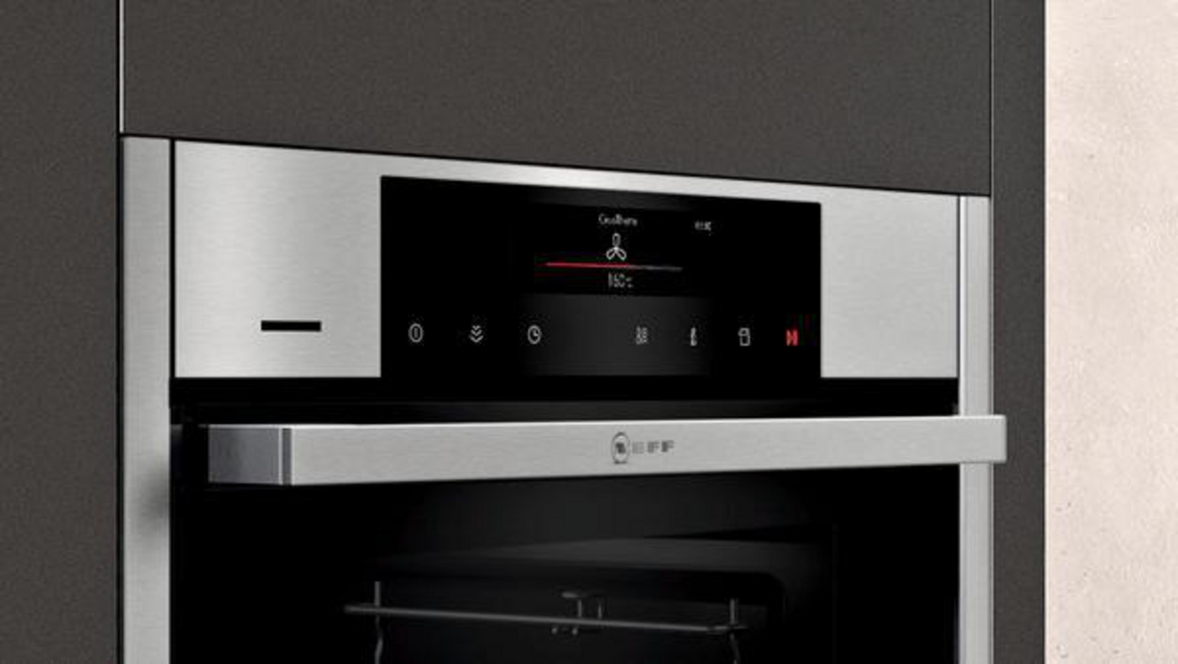 Backofen-Bedienfeld mit Display und Touch-Tasten, silber und schwarz.