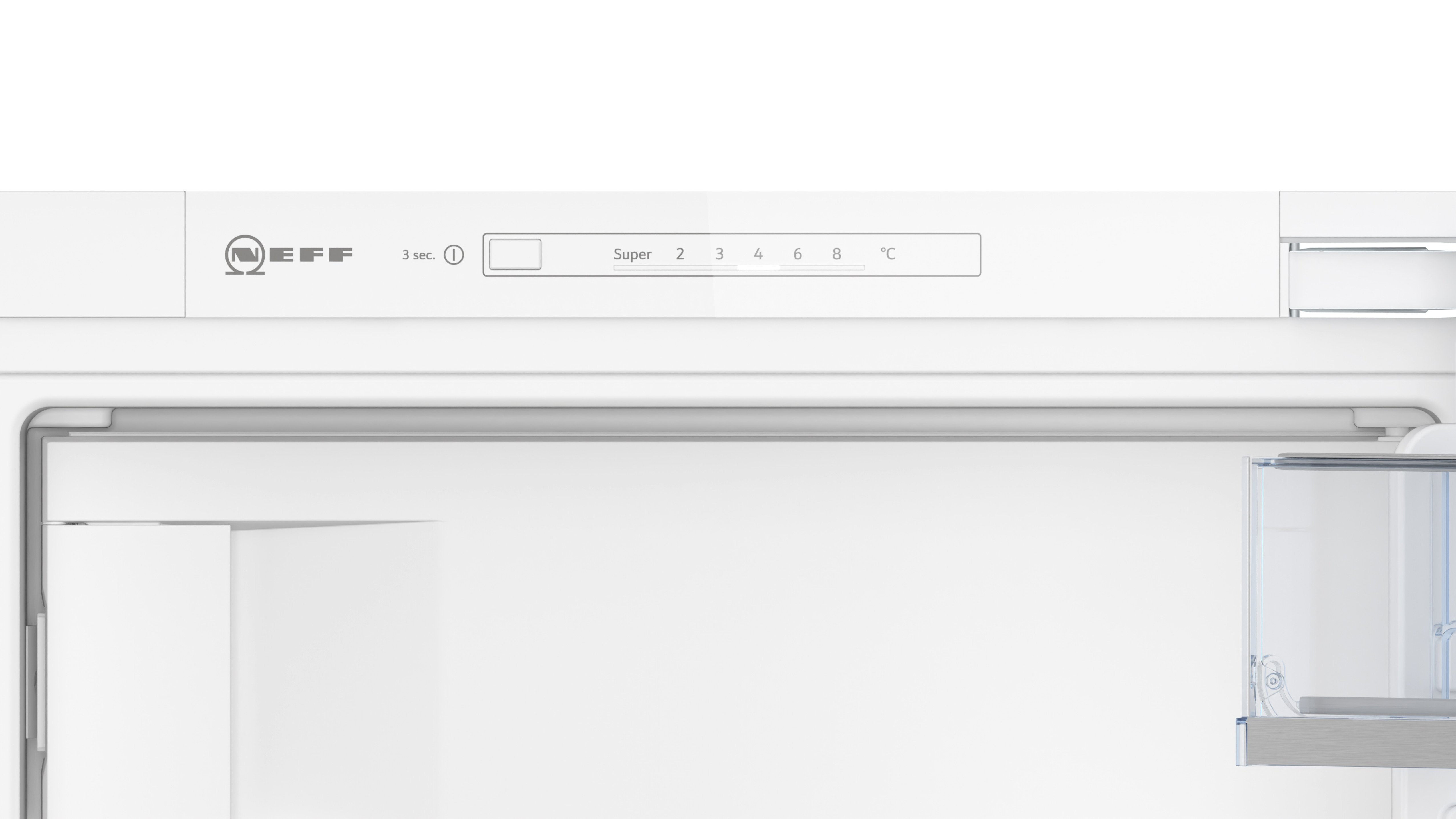 Nahaufnahme eines weißen Kühlschrank-Bedienfelds. Zeigt Temperatureinstellungen und Markenlogo. Weißer Innenraum.