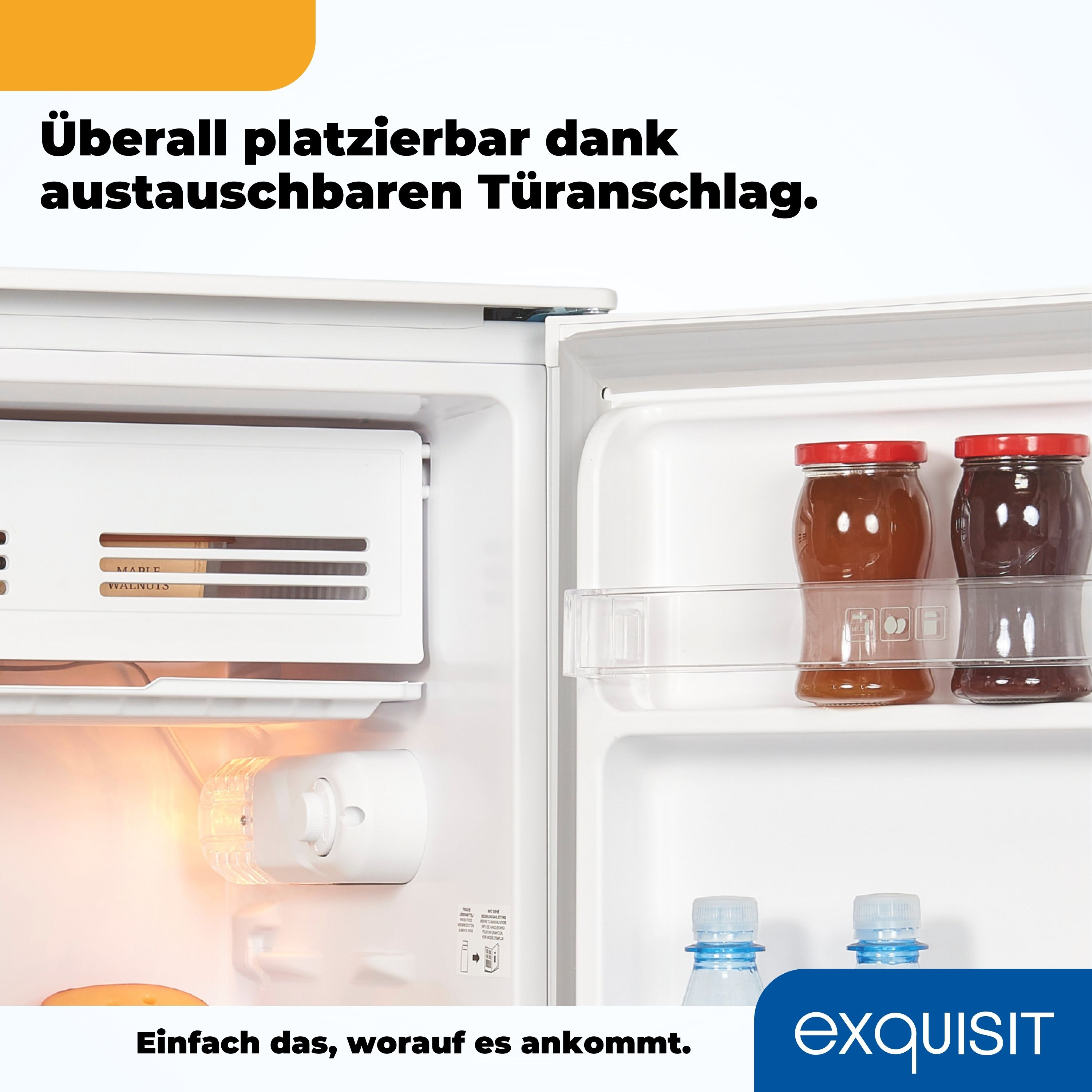 Kühlschrankinnenraum mit Gläsern, Flaschen und einem Licht.