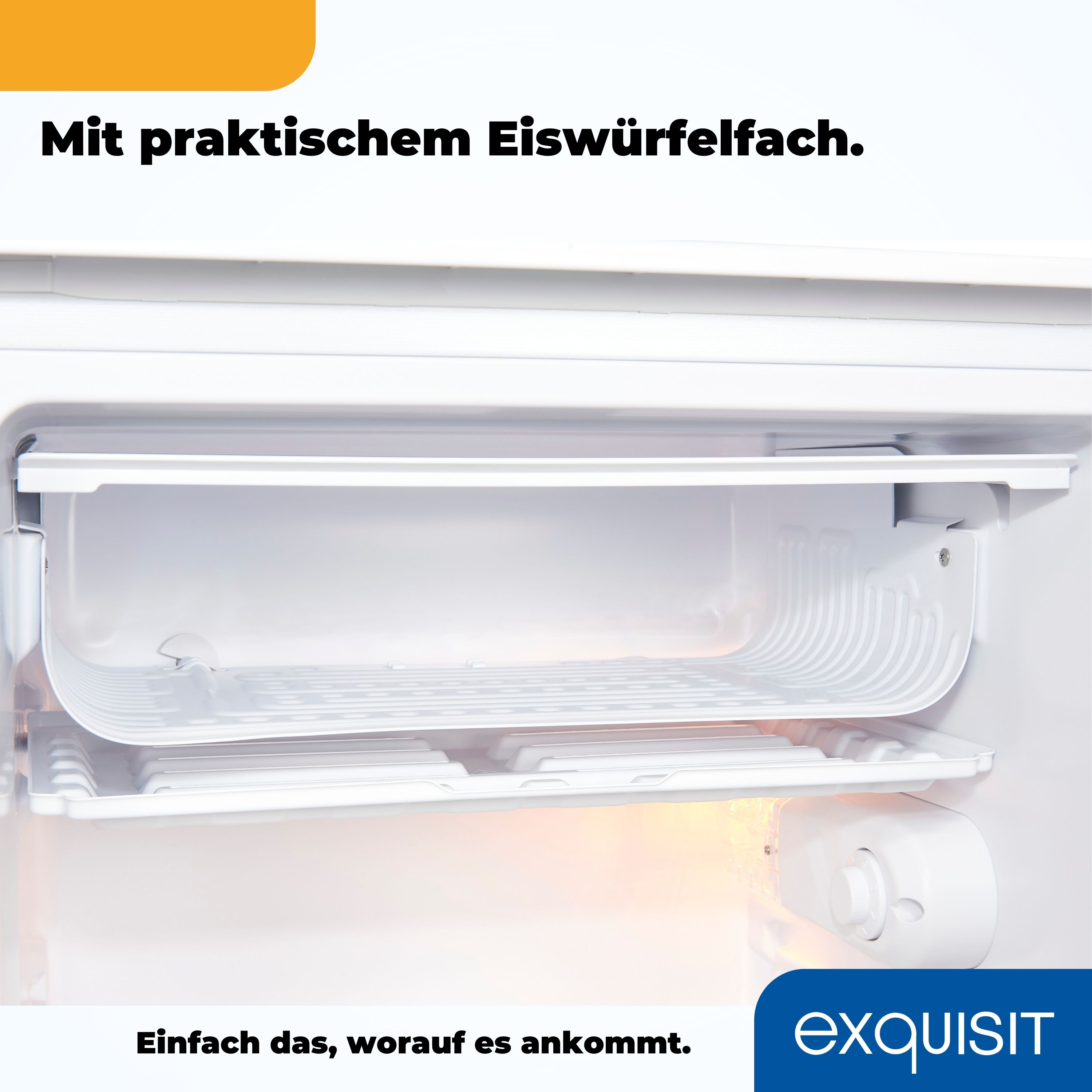 Primer plano del interior de un refrigerador blanco. Mostrando estantes y un pequeño compartimento para cubitos de hielo.
