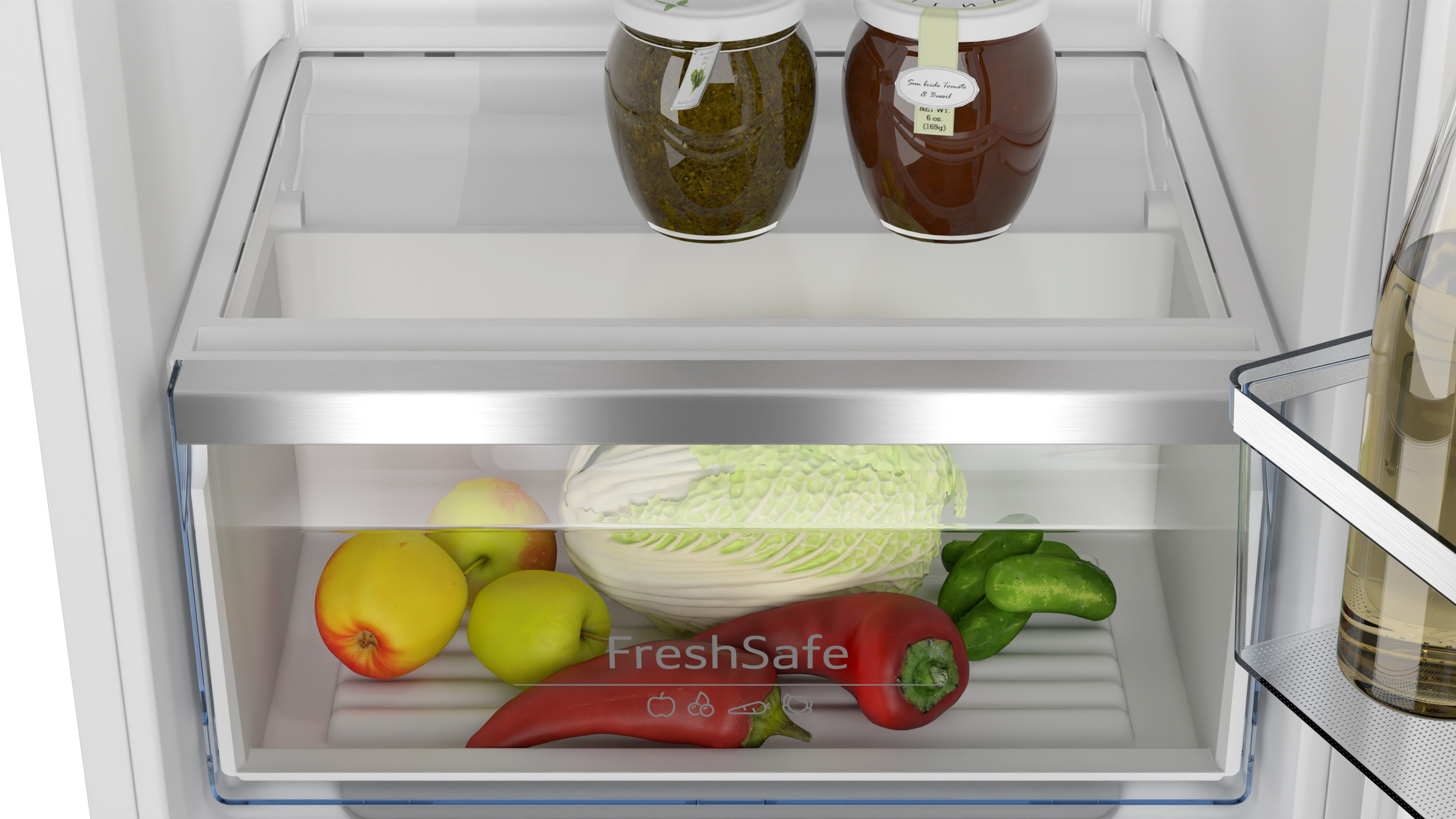 Kühlschublade gefüllt mit Obst, Gemüse und Gläsern mit Lebensmitteln. FreshSafe-Etikett ist sichtbar.