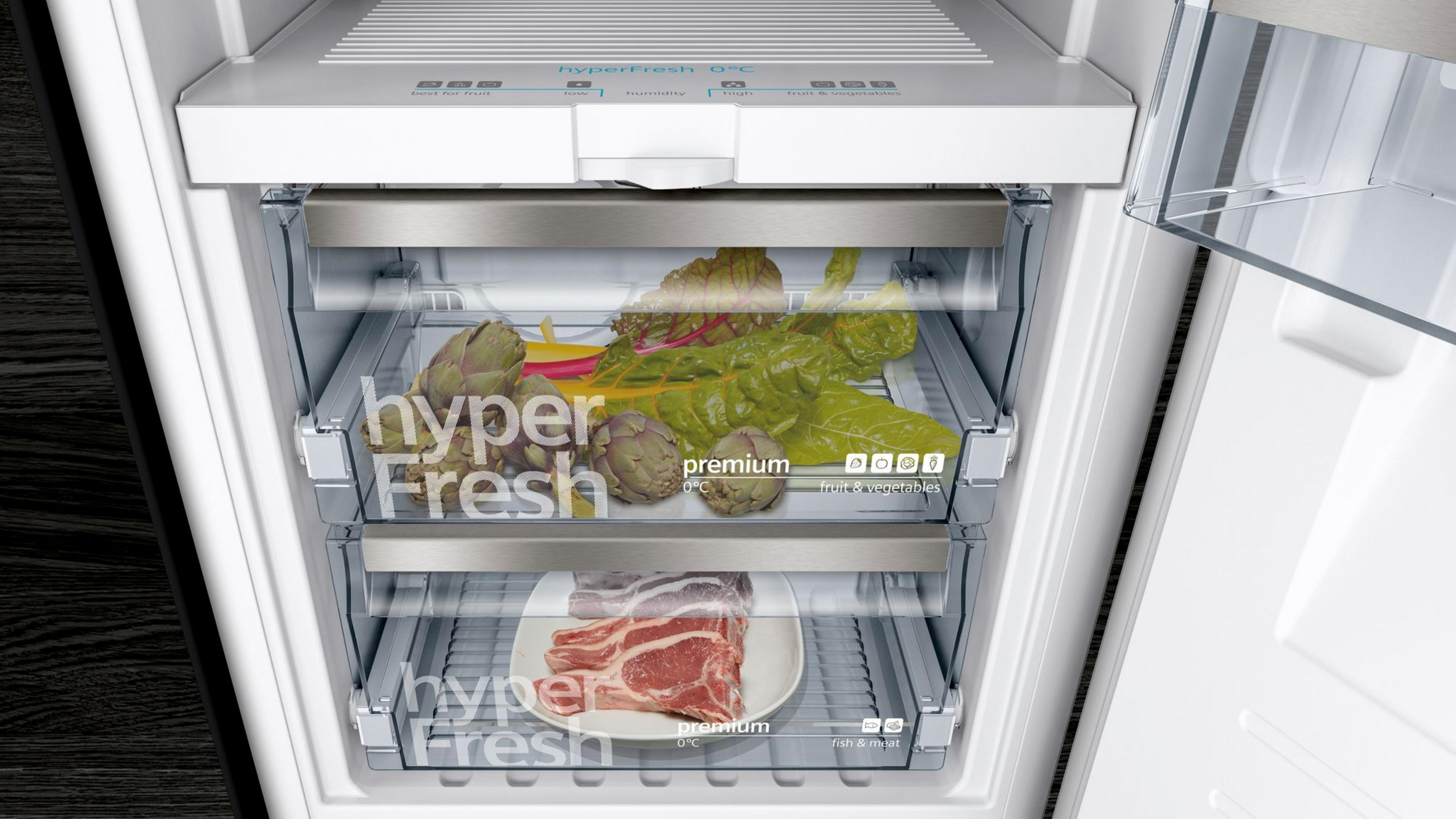 Kühlschrankinnenraum mit zwei Schubladen mit Obst, Gemüse und Fleisch.
