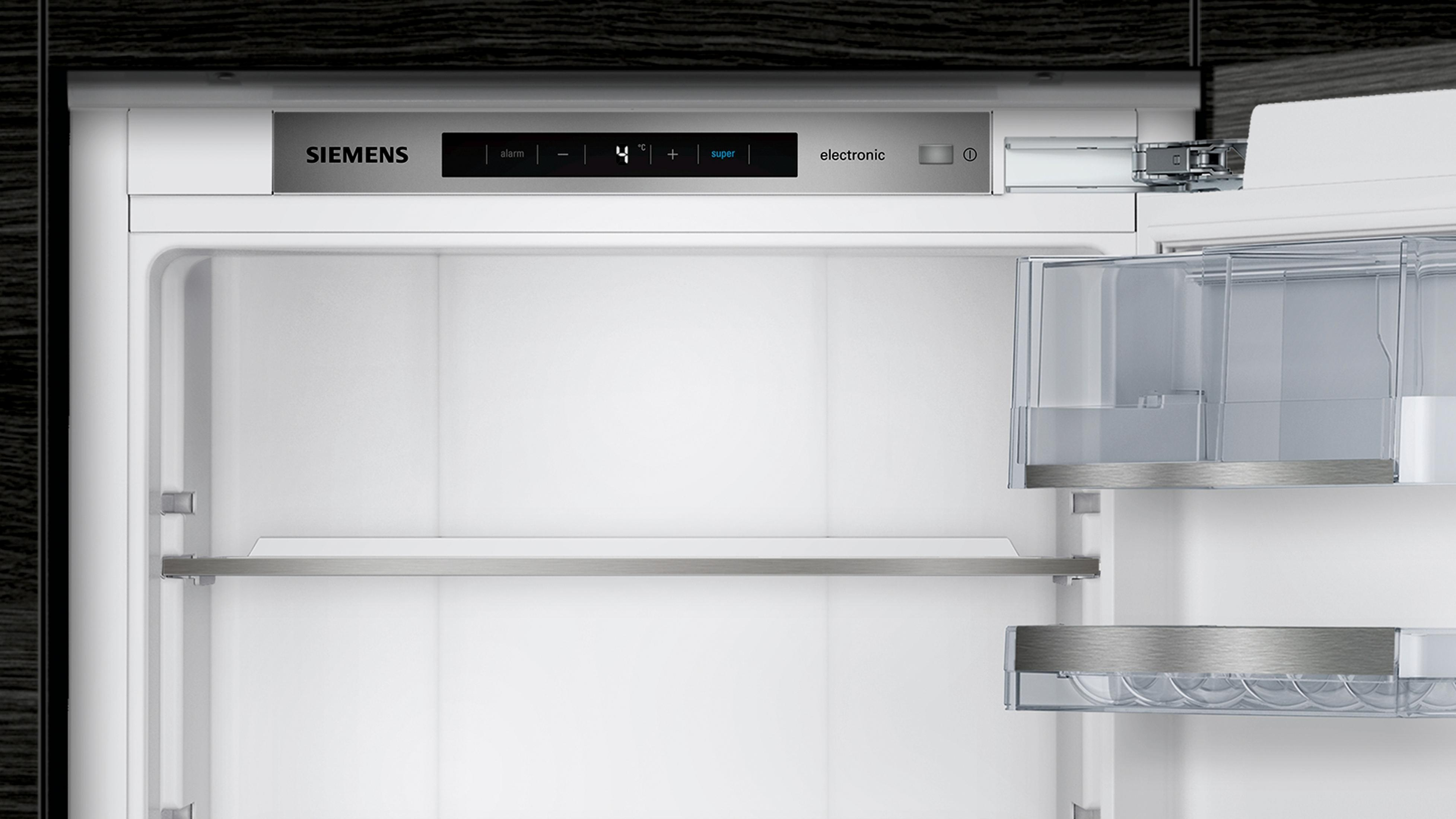 Innenraum eines Siemens-Kühlschranks mit leeren Regalen und Bedienfeld oben.