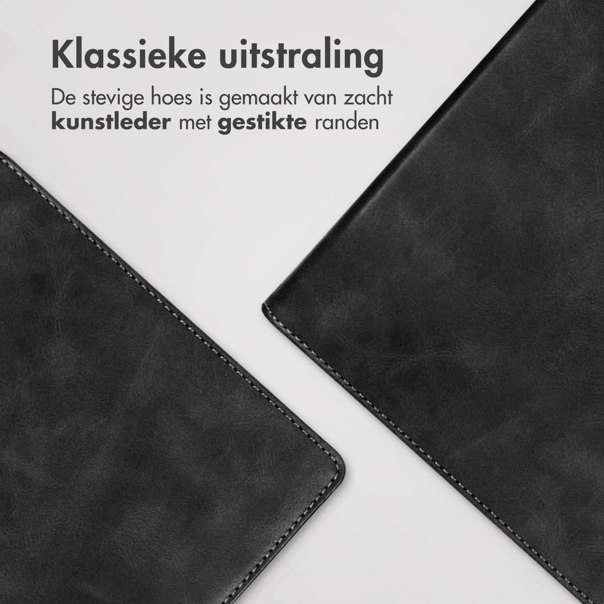 Twee zwarte leren hoezen, met gestikte randen, op een wit oppervlak.