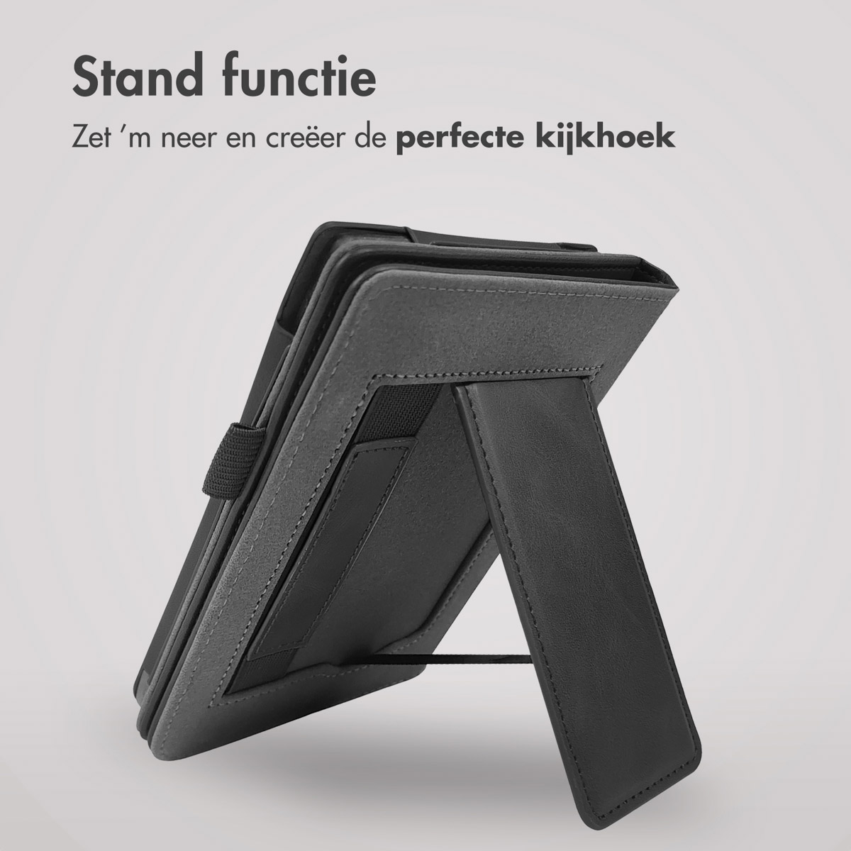 Grijze e-reader hoes in standpositie, met een elastische band en een standaard.
