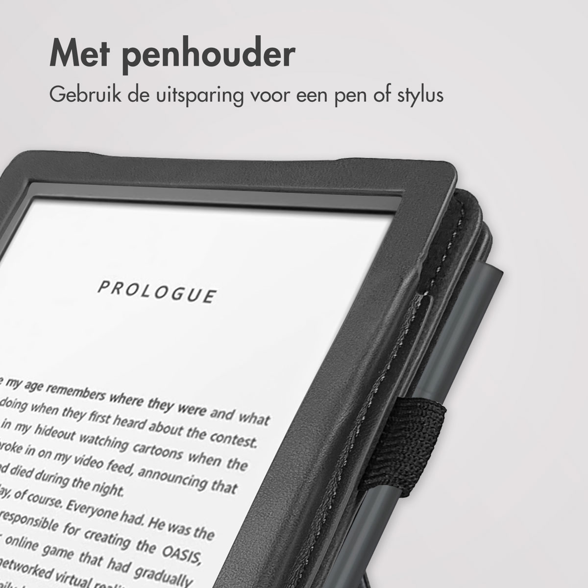 E-reader met pennenhouder. Zwarte hoes, witte tekst op scherm en een pen.