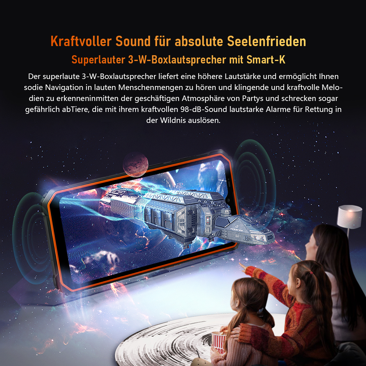 Eine Familie beobachtet ein Raumschiff auf einem Telefonbildschirm. Das Telefon befindet sich im Vordergrund. Der Hintergrund zeigt einen Sternenhimmel.