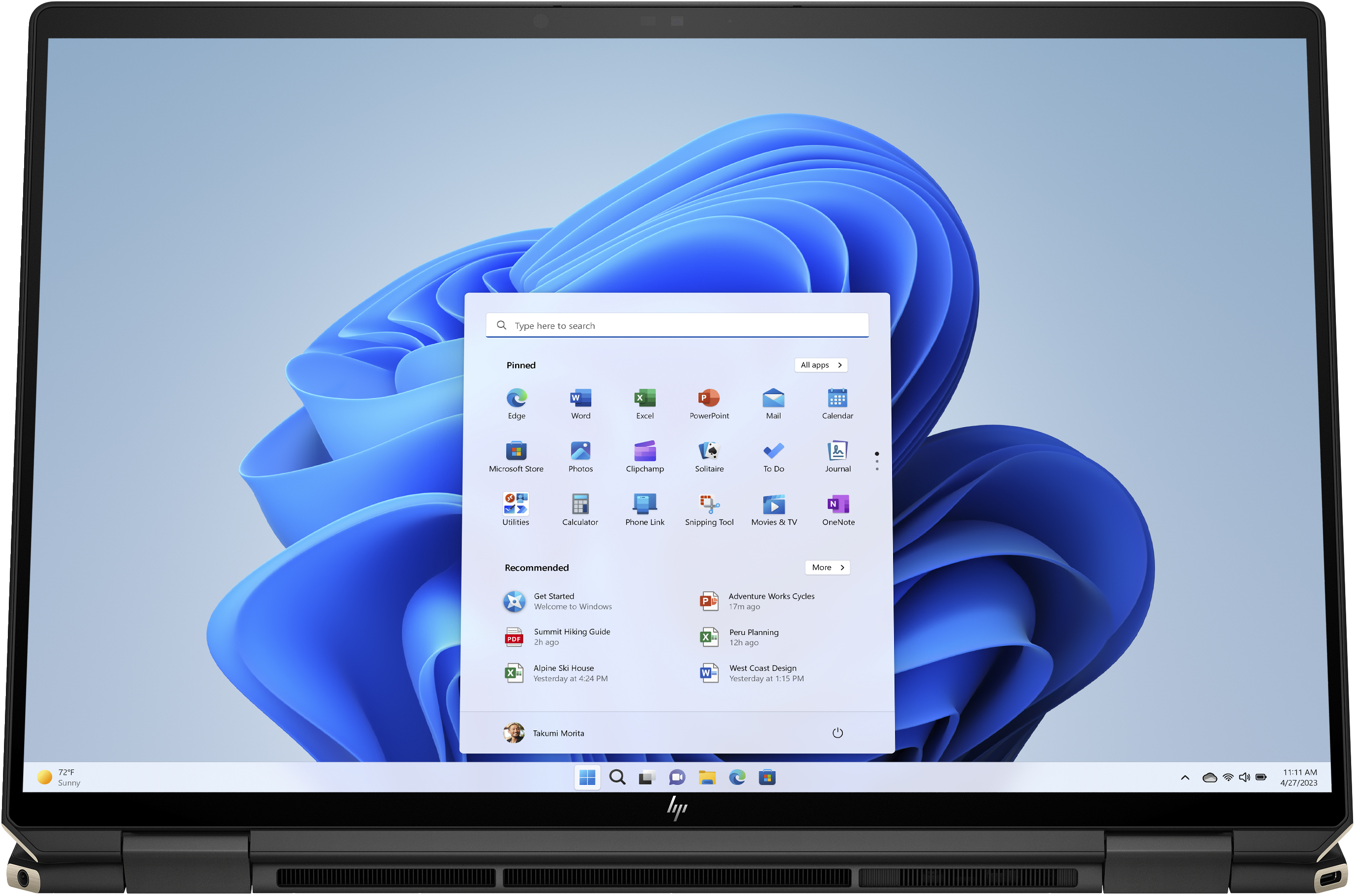 Laptop z otwartym menu startowym Windows 11, wyświetlający aplikacje i ustawienia.