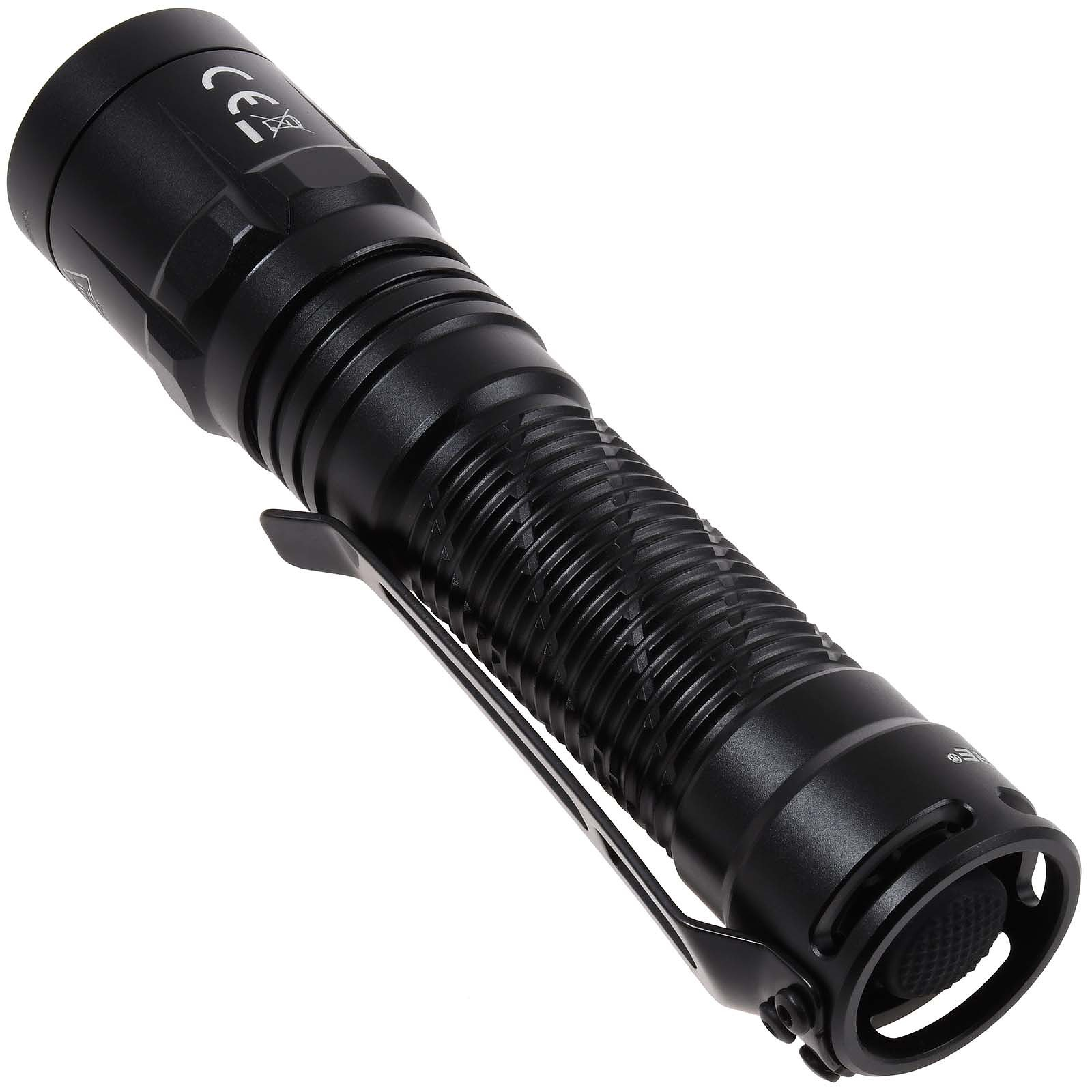 Czarna latarka z klipsem do kieszeni, ustawiona pod kątem do widza, na białym tle.