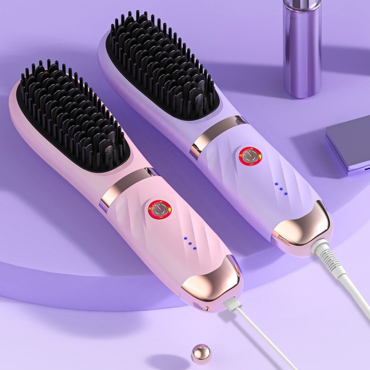 Zwei Haarglätter, rosa und lila, mit schwarzen Bürsten, auf lila Oberfläche.