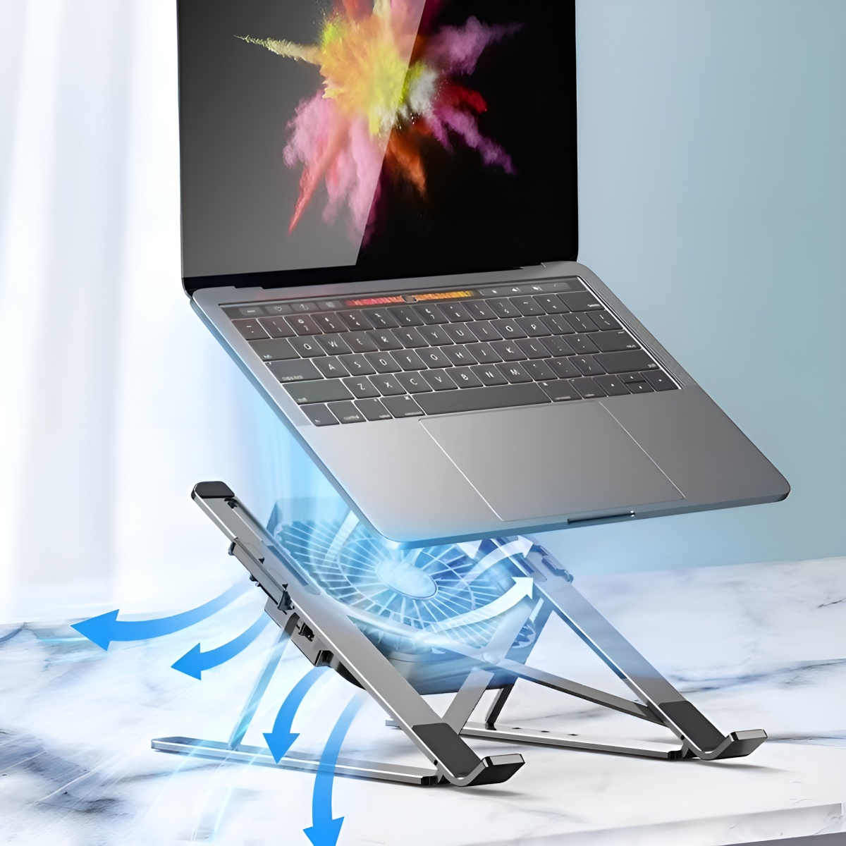 Laptop auf einem silbernen Ständer mit Lüfter. Der Hintergrund ist weiß und blau.