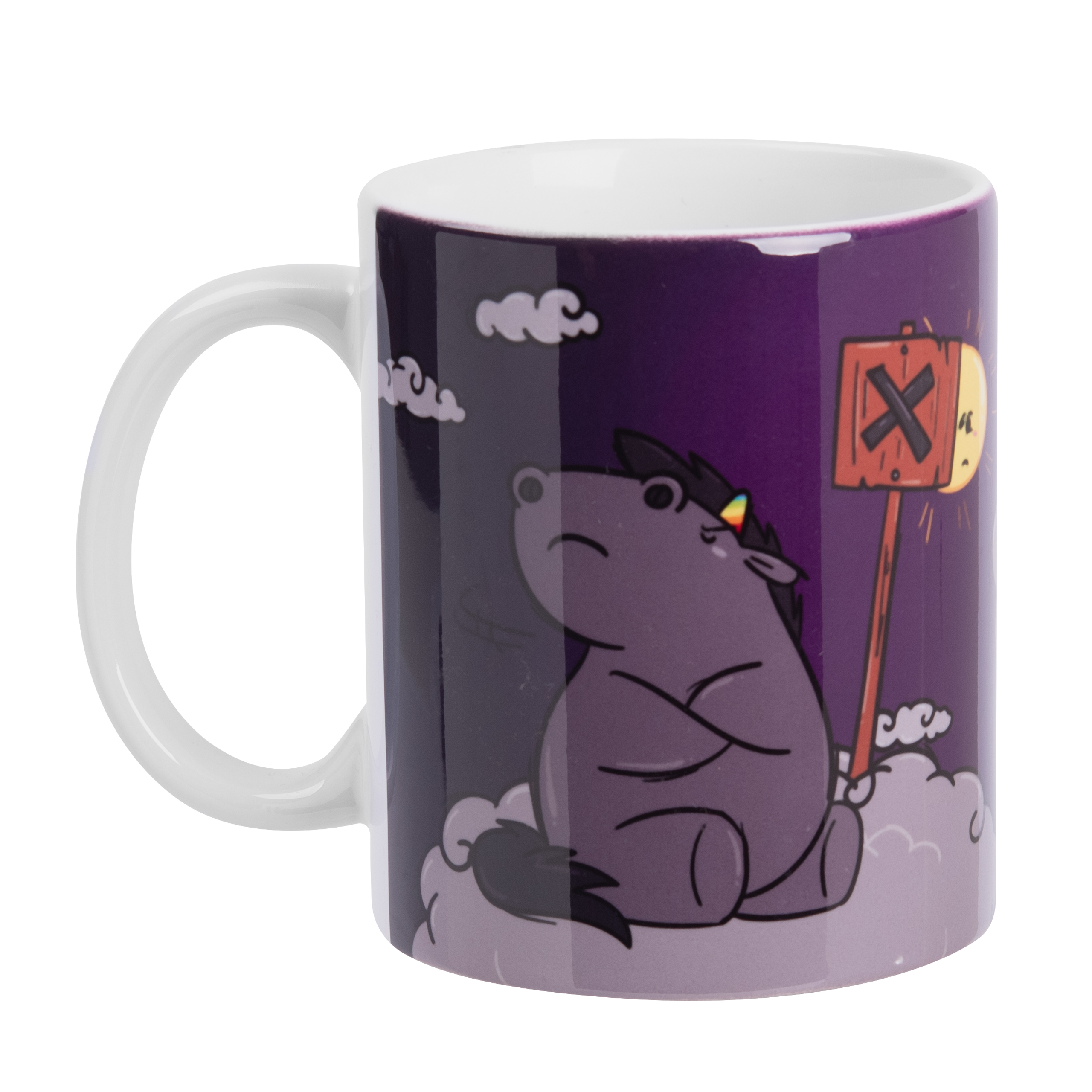 Weiße Tasse mit einem Cartoon-Einhorn. Es hat ein Regenbogenhorn und sitzt auf einer Wolke, mit einem Schild dahinter.