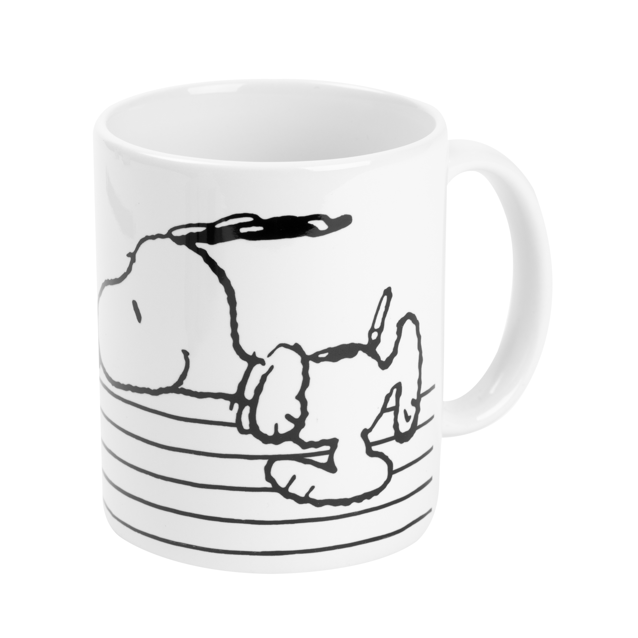 Weiße Tasse mit schwarzem Snoopy-Design. Snoopy liegt auf gestreifter Oberfläche.