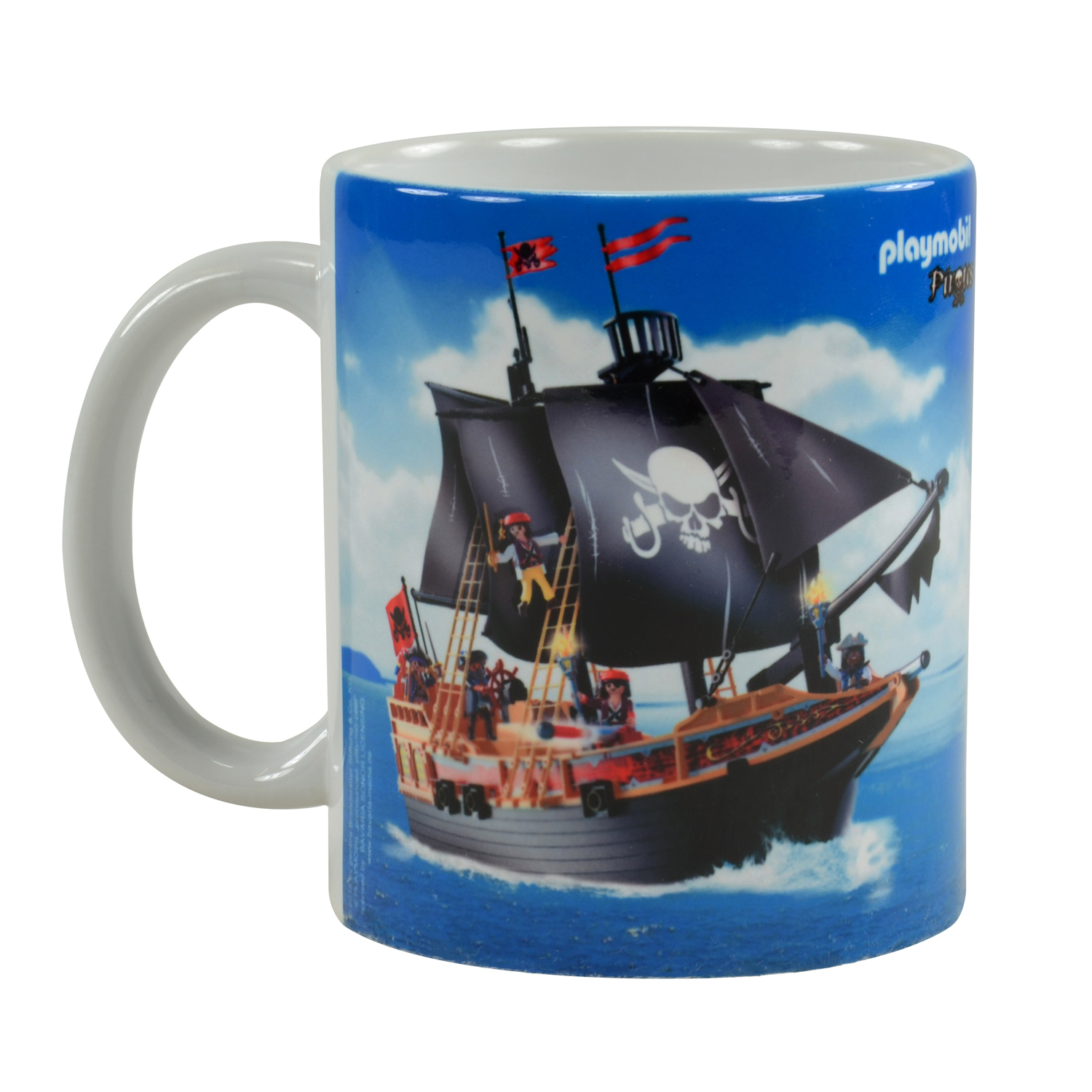 Tasse mit Piratenschiff-Design. Ein Schiff mit schwarzen Segeln und Piraten darauf.
