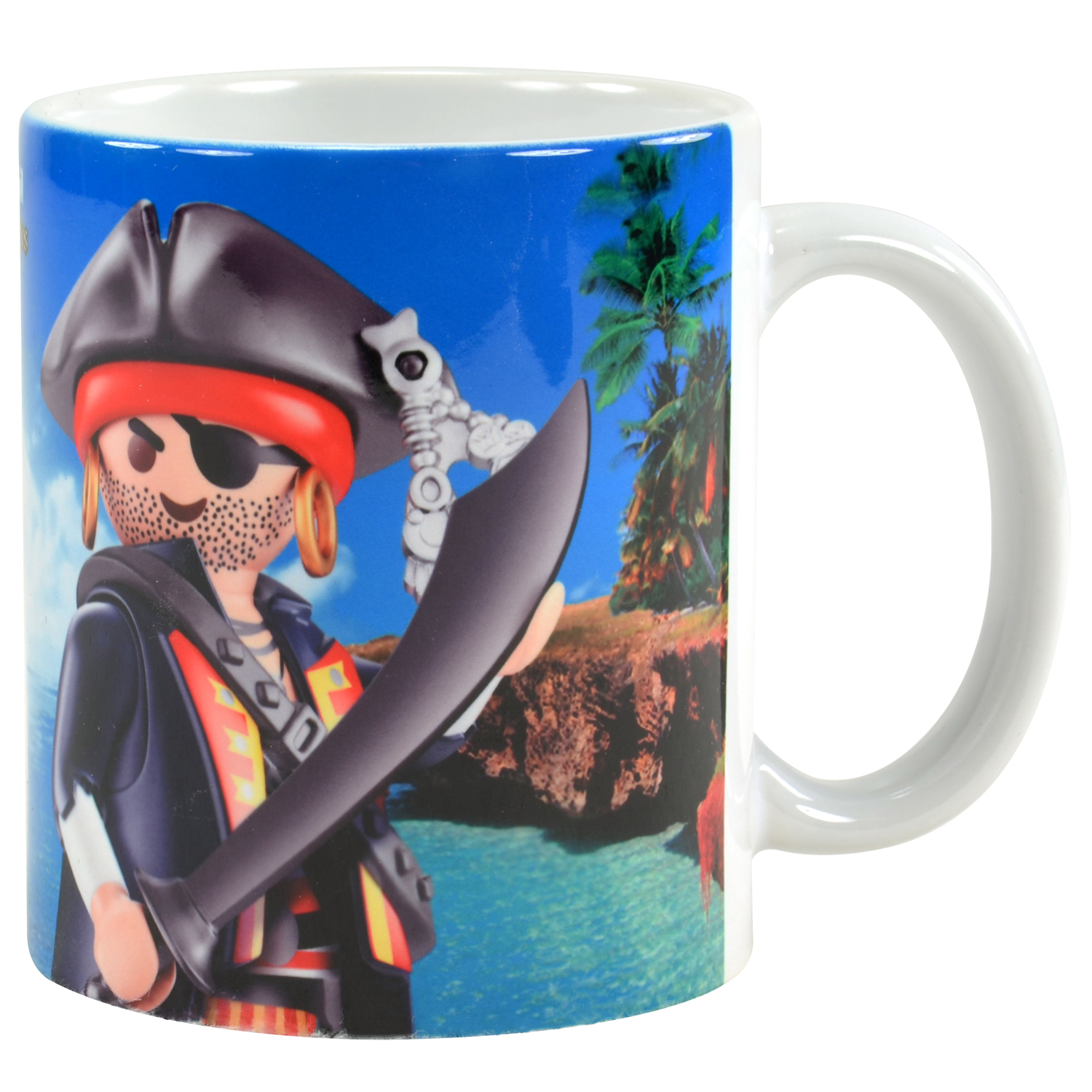 Tasse mit Piratenfigur, die ein Schwert hält, mit Meer und Inselhintergrund.