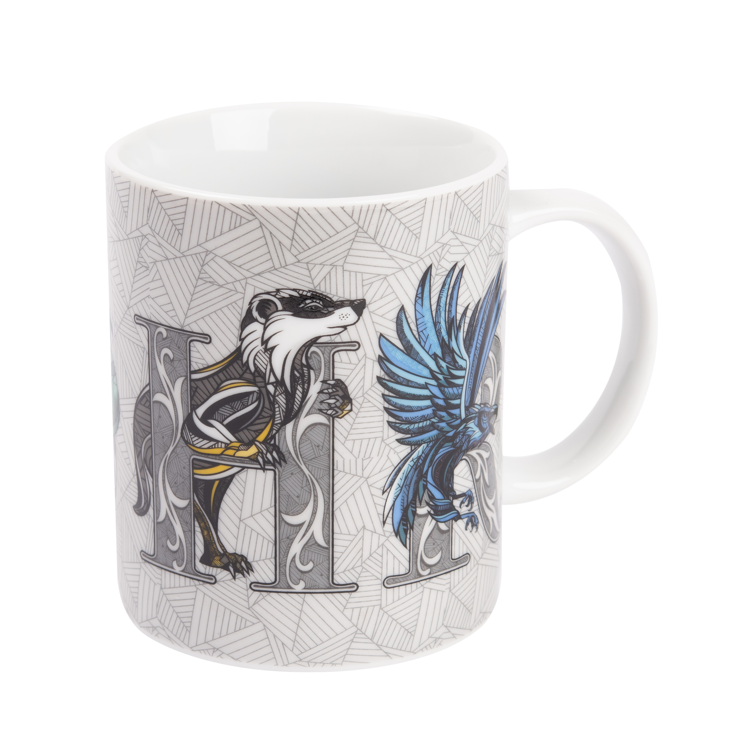 Eine weiße Tasse mit einer Zeichnung des Buchstabens 'H' und einem Dachs und Vogel aus Harry Potter.