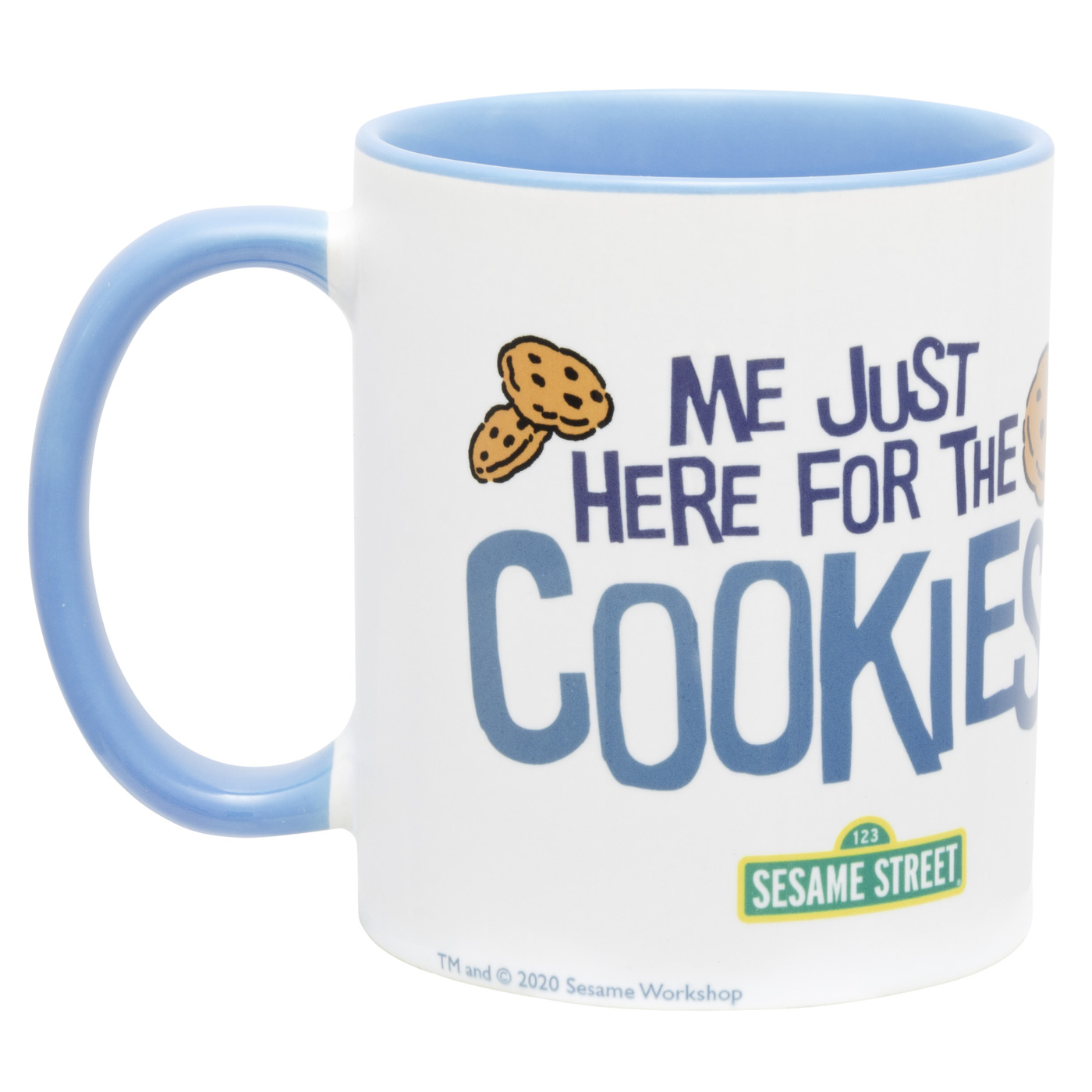 Weiße Tasse mit blauem Henkel und Rand. Text: "ME JUST HERE FOR THE COOKIES" mit Sesamstraßen-Logo.