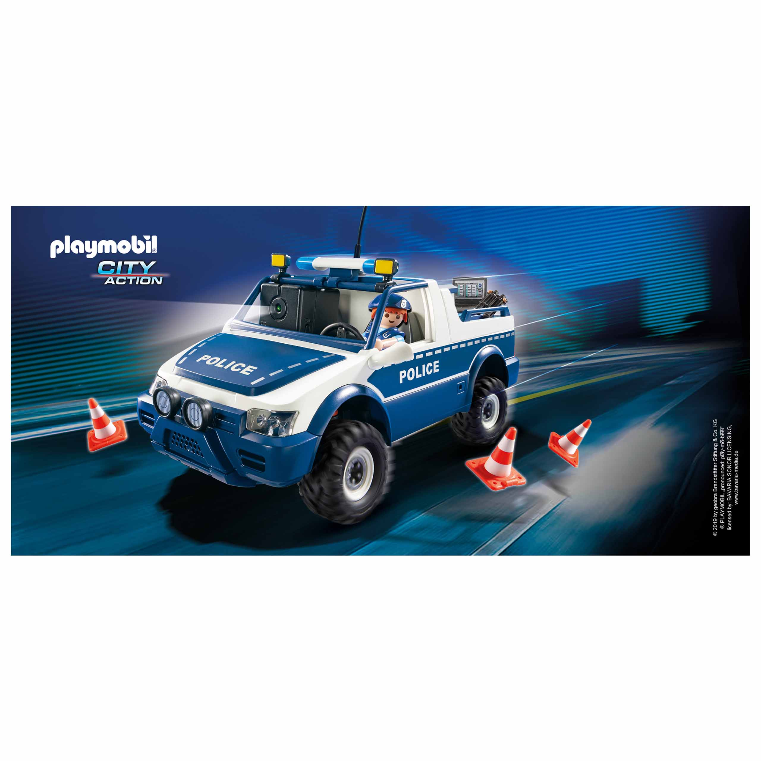 Ein Polizei-LKW-Spielzeug mit Kegeln auf einem Hintergrund, der die Marke Playmobil City Action hervorhebt.