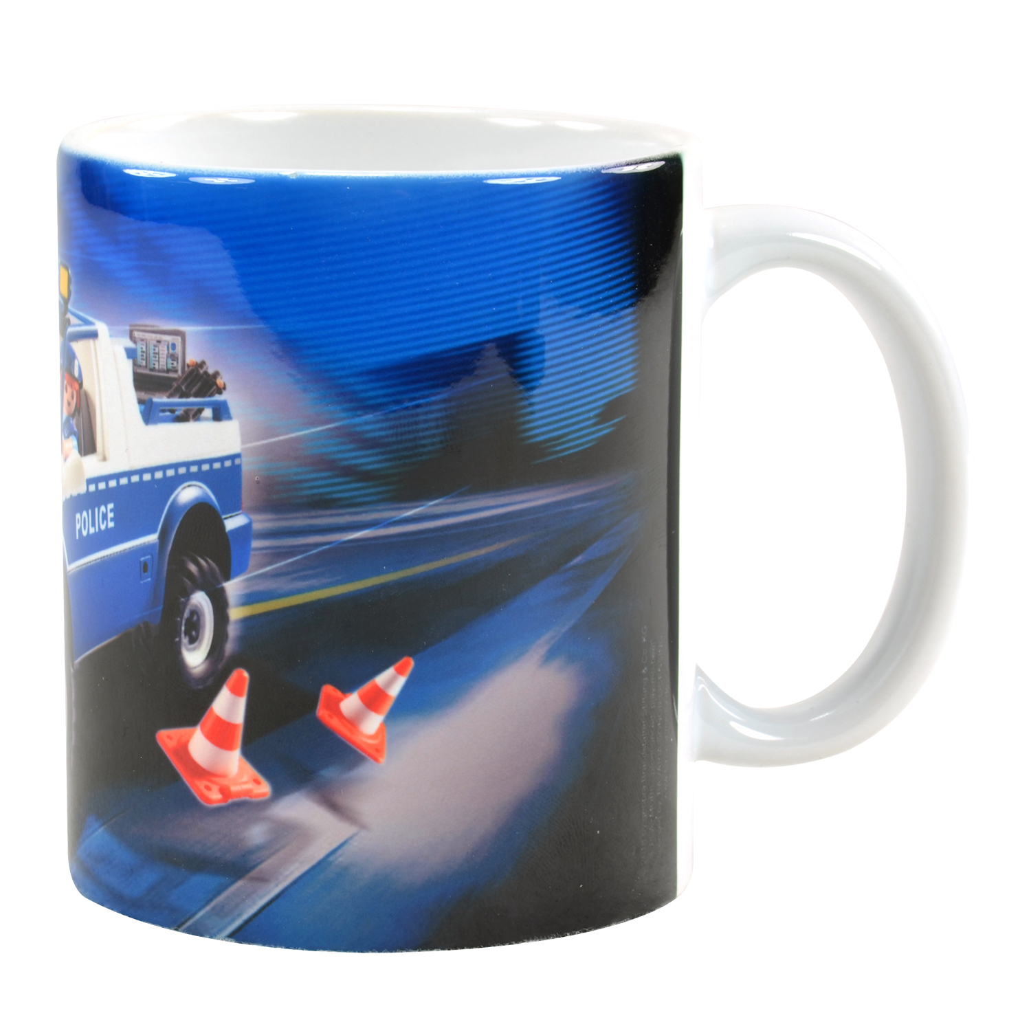 Eine Tasse mit einer Polizeiautoszene und Leitkegeln vor blauem Farbverlauf.