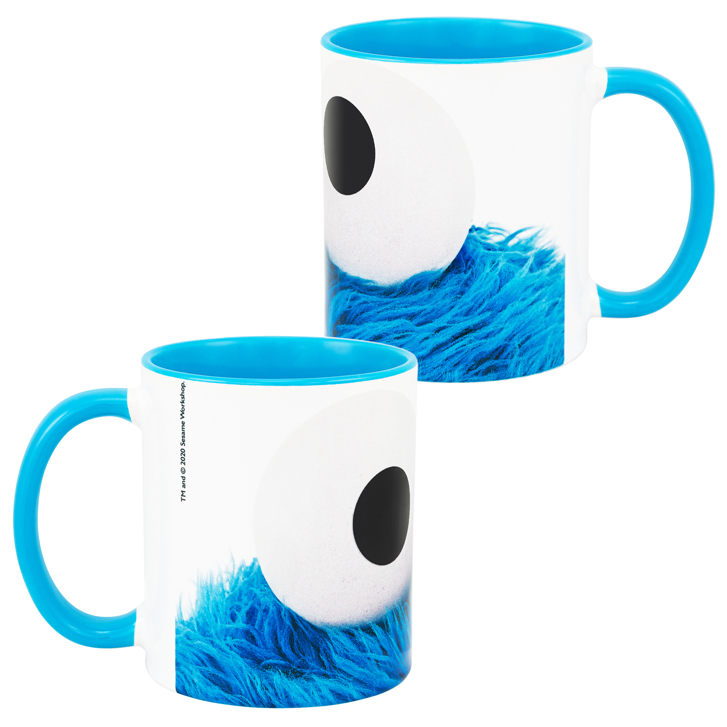 Zwei Tassen mit blauen Griffen und einem Krümelmonster-Design auf weißem Hintergrund.