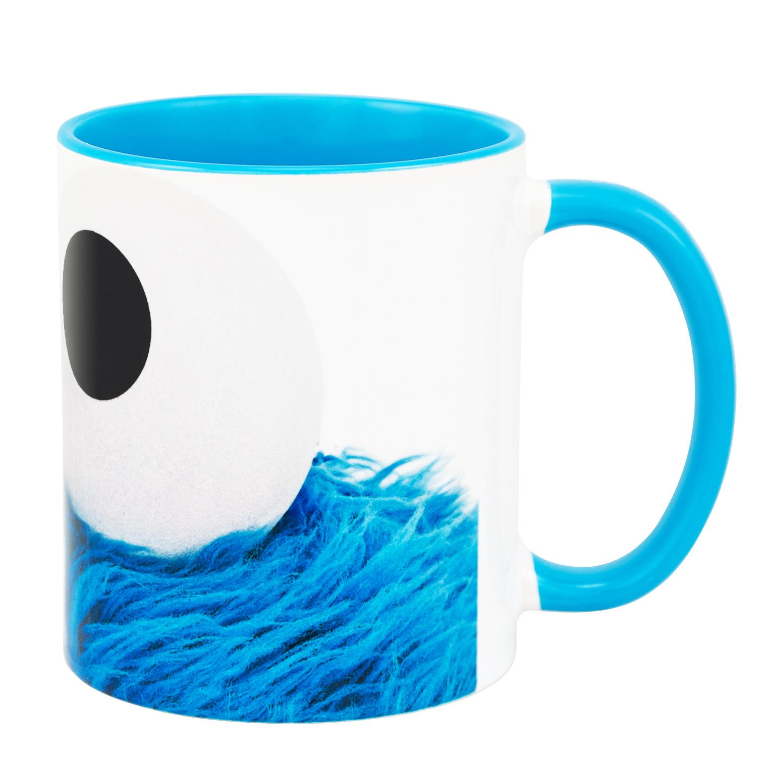 Ein weißer Becher mit blauem Griff und einer bunten Illustration von Krümelmonsters Gesicht.