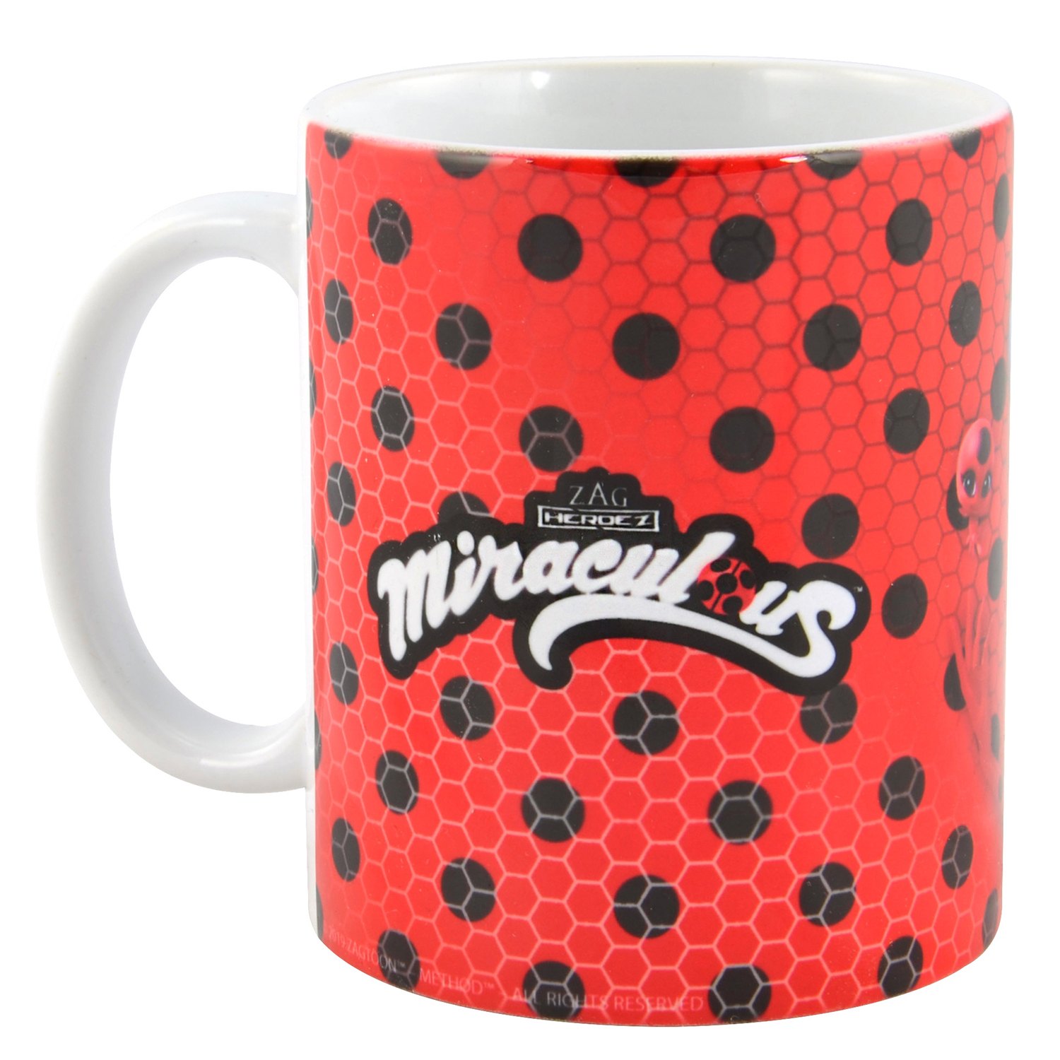 Eine weiße Tasse mit rotem Muster, schwarzen Punkten und dem Miraculous-Logo.