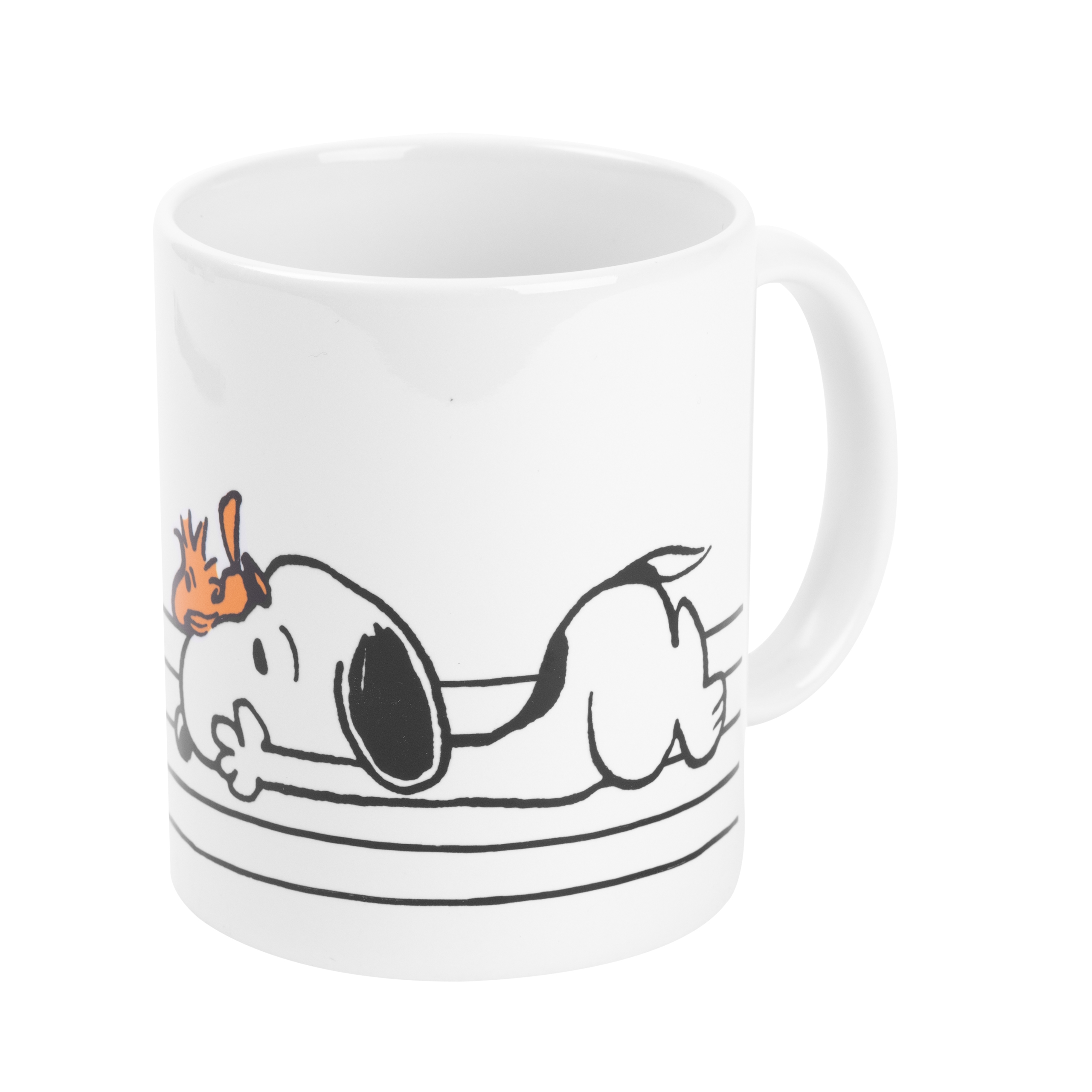 Weiße Tasse mit einem Snoopy-Cartoon. Snoopy liegt auf einer Oberfläche mit einem Vogel auf dem Kopf.